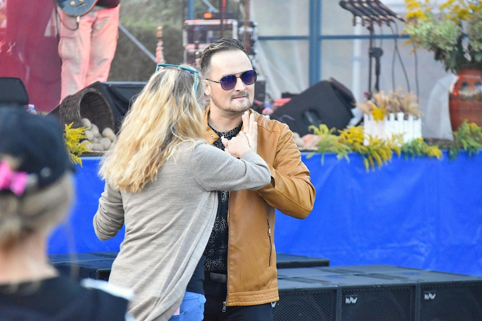 Zdjęcie w galerii na portalu naszwodzislaw.com: Mariusz Kalaga i ziemniaczane placki rozgrzały gości festynu ziemniaczanego w Skrzyszowie [FOTO] wiadomości z regionu