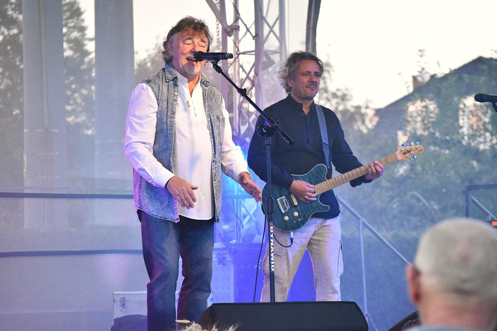 Zdjęcie w galerii na portalu naszwodzislaw.com: Mariusz Kalaga i ziemniaczane placki rozgrzały gości festynu ziemniaczanego w Skrzyszowie [FOTO] wiadomości z regionu