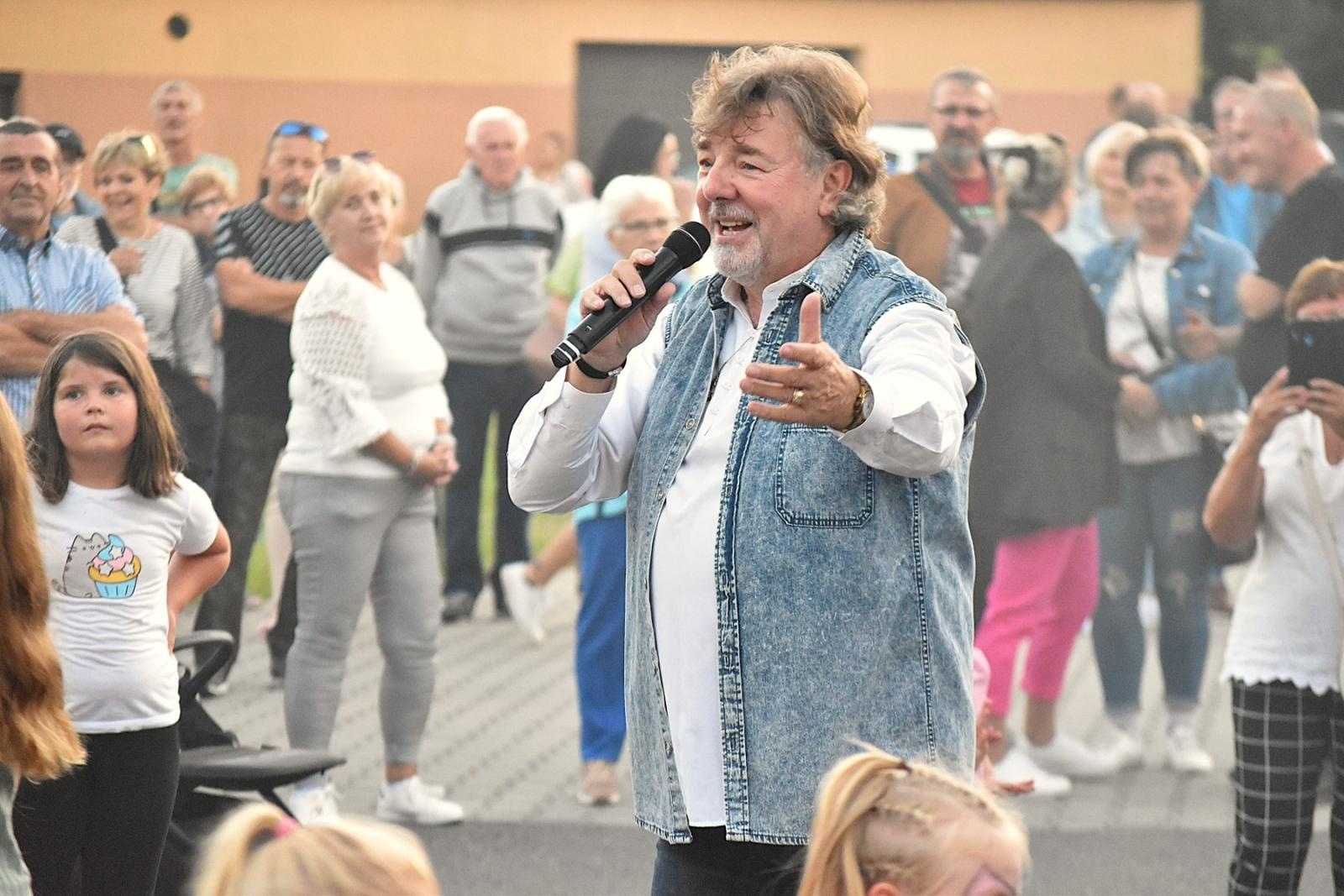 Zdjęcie w galerii na portalu naszwodzislaw.com: Mariusz Kalaga i ziemniaczane placki rozgrzały gości festynu ziemniaczanego w Skrzyszowie [FOTO] wiadomości z regionu