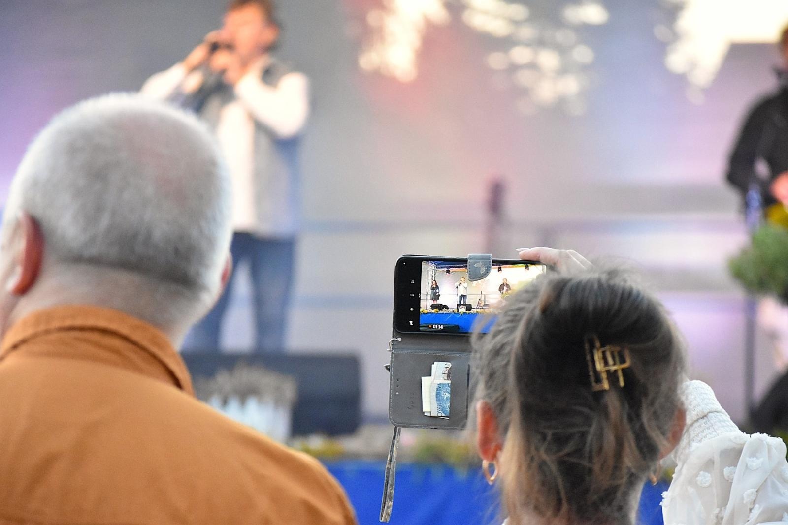 Zdjęcie w galerii na portalu naszwodzislaw.com: Mariusz Kalaga i ziemniaczane placki rozgrzały gości festynu ziemniaczanego w Skrzyszowie [FOTO] wiadomości z regionu