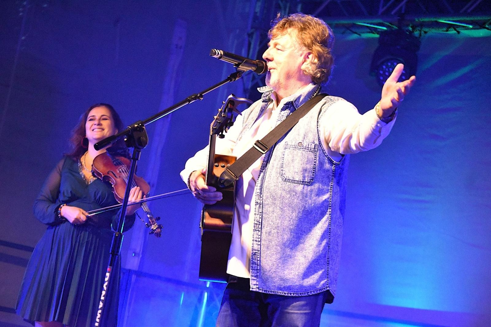 Zdjęcie w galerii na portalu naszwodzislaw.com: Mariusz Kalaga i ziemniaczane placki rozgrzały gości festynu ziemniaczanego w Skrzyszowie [FOTO] wiadomości z regionu