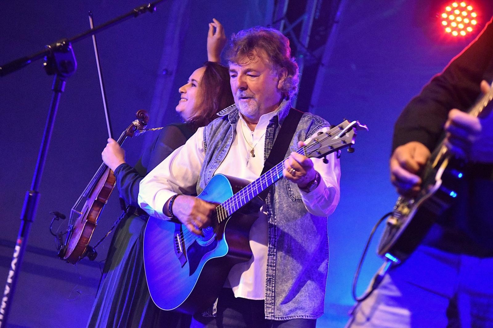 Zdjęcie w galerii na portalu naszwodzislaw.com: Mariusz Kalaga i ziemniaczane placki rozgrzały gości festynu ziemniaczanego w Skrzyszowie [FOTO] wiadomości z regionu