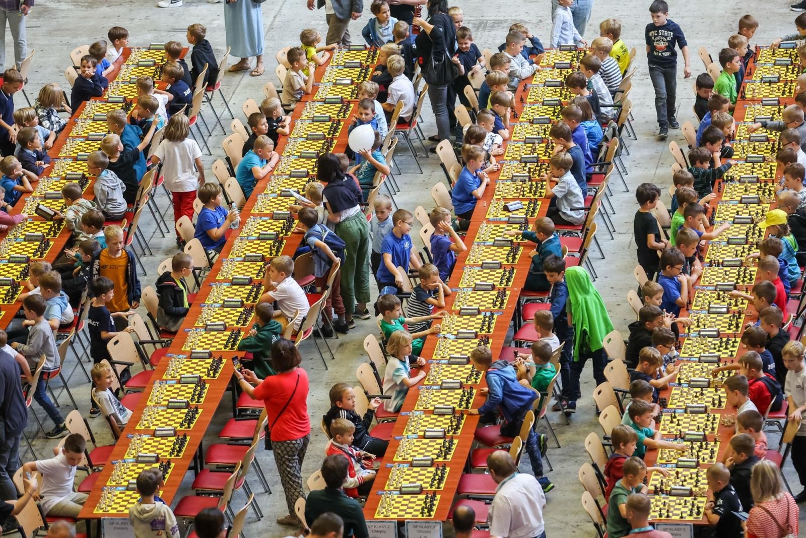 Zdjęcie w galerii na portalu naszwodzislaw.com: Tłumy młodych szachistów znów zawładną Spodkiem! Święto szachów w legendarnej hali wiadomości z regionu