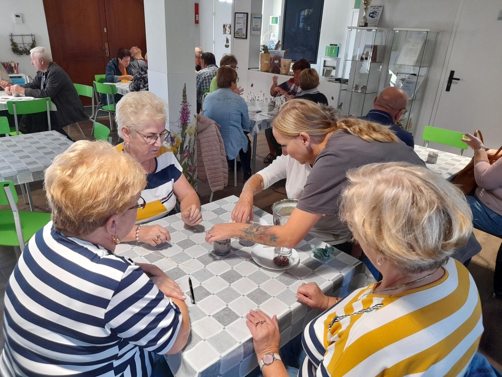 Zdjęcie w galerii na portalu naszwodzislaw.com: Seniorzy z Godowa i czeskiej gminy Petrovice integrowali się w Beskidzie Śląskim [FOTO] wiadomości z regionu