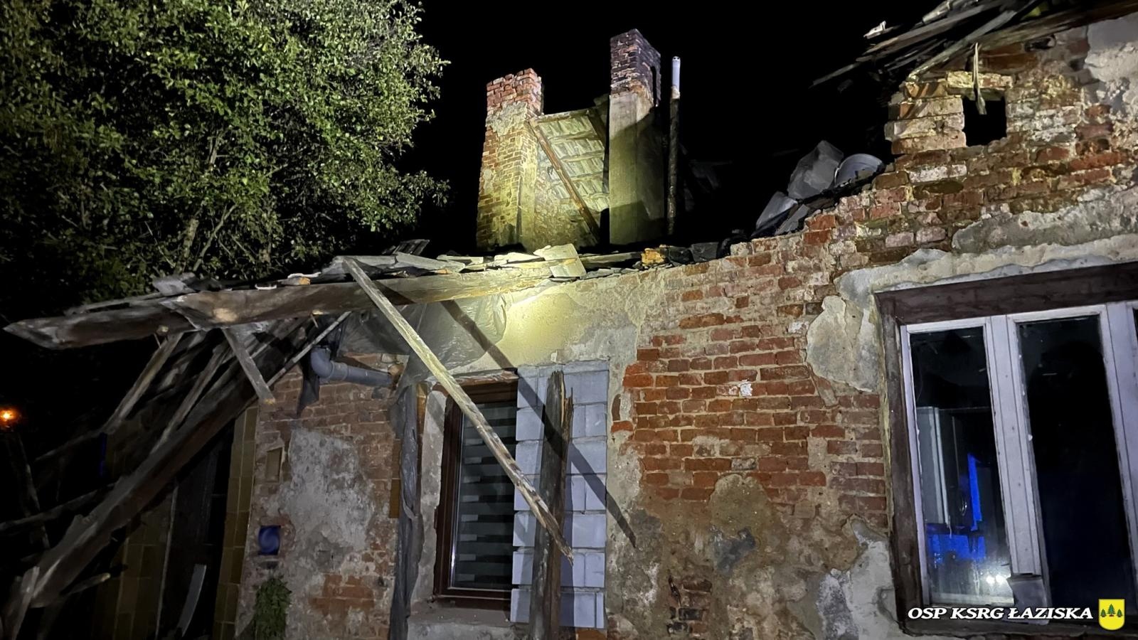 Zdjęcie w galerii na portalu naszwodzislaw.com: W Gołkowicach runął fragment dachu budynku mieszkalnego wiadomości z regionu