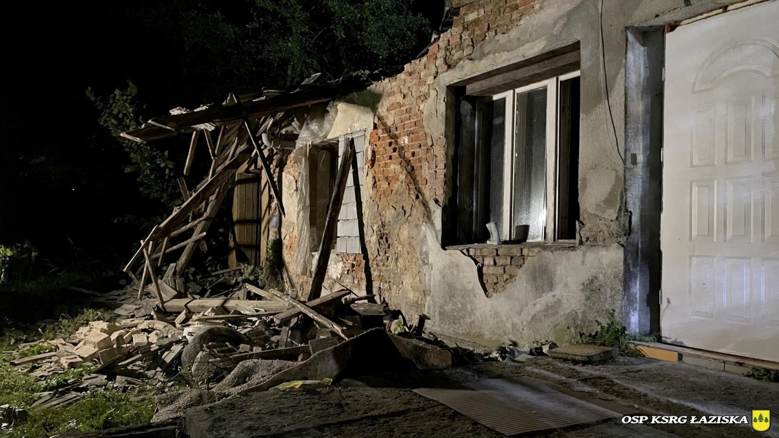 Zdjęcie w galerii na portalu naszwodzislaw.com: W Gołkowicach runął fragment dachu budynku mieszkalnego wiadomości z regionu