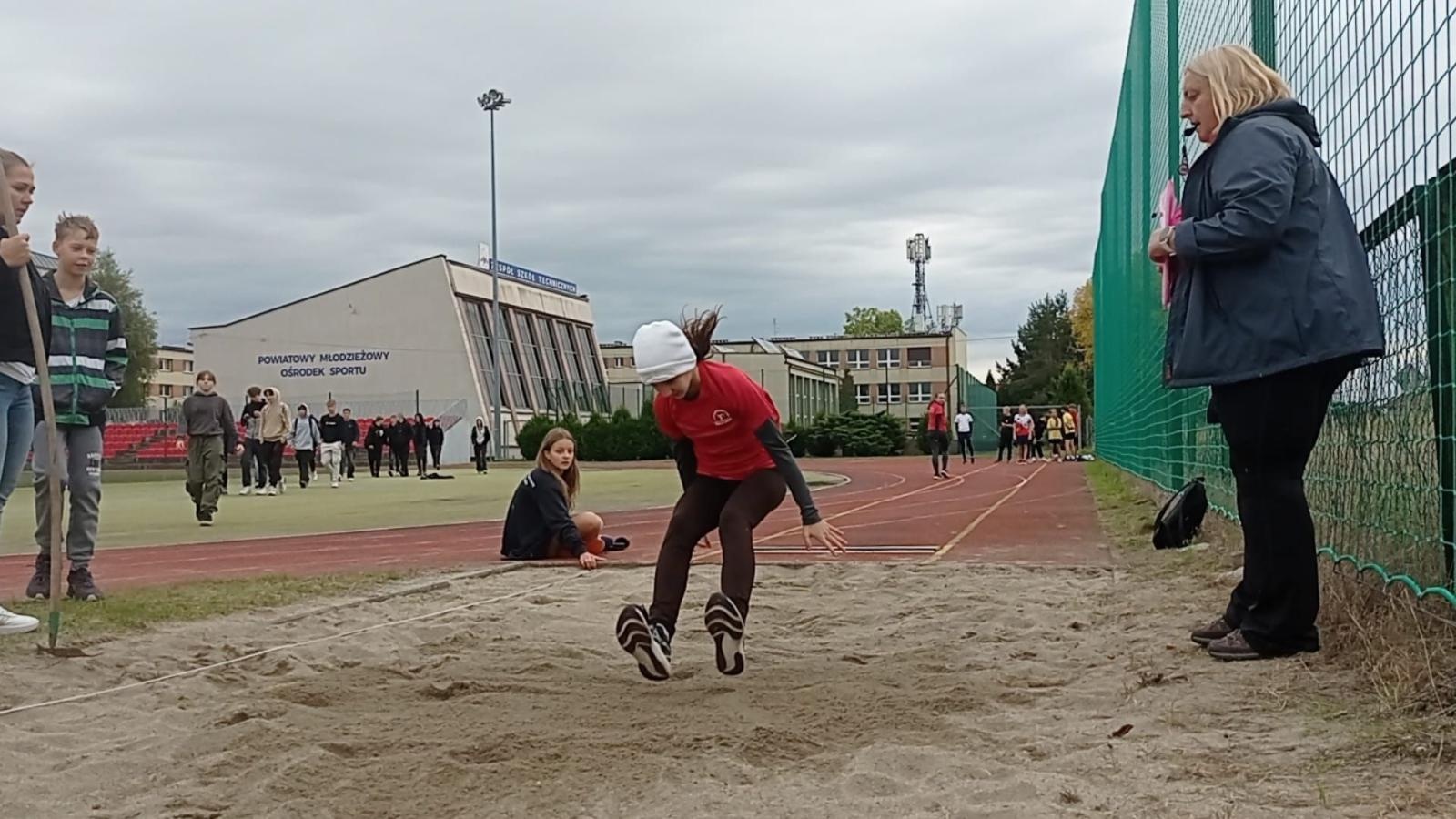 Zdjęcie w galerii na portalu naszwodzislaw.com: Powiatowe eliminacje lekkoatletyczne za nami wiadomości z regionu