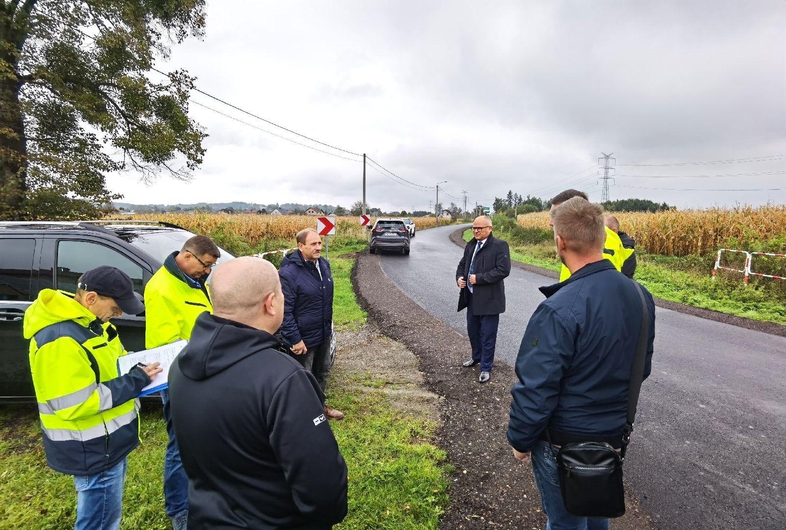Zdjęcie w galerii na portalu naszwodzislaw.com: Droga między Uchylskiem a Olzą jak nowa wiadomości z regionu
