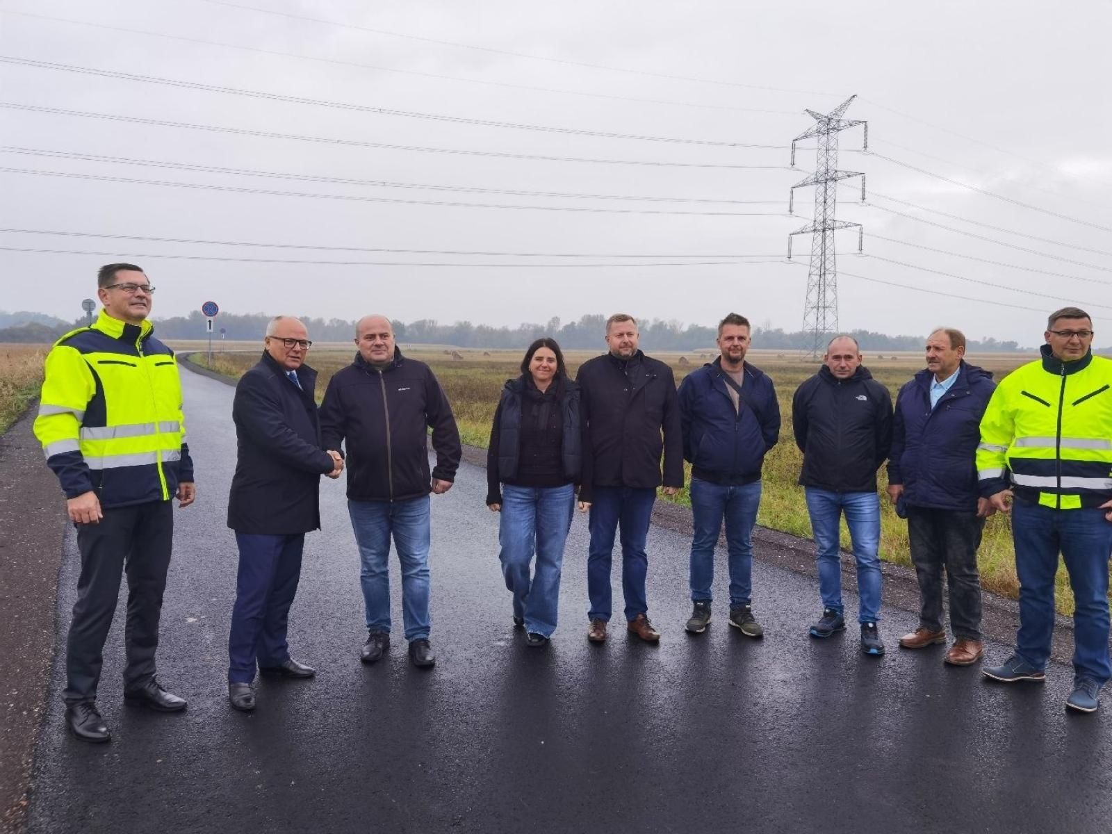 Zdjęcie w galerii na portalu naszwodzislaw.com: Droga między Uchylskiem a Olzą jak nowa wiadomości z regionu