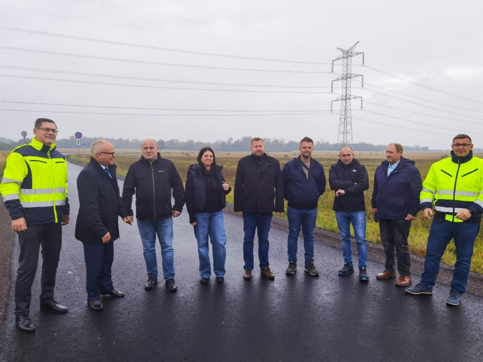 Zdjęcie w galerii na portalu naszwodzislaw.com: Droga między Uchylskiem a Olzą jak nowa wiadomości z regionu