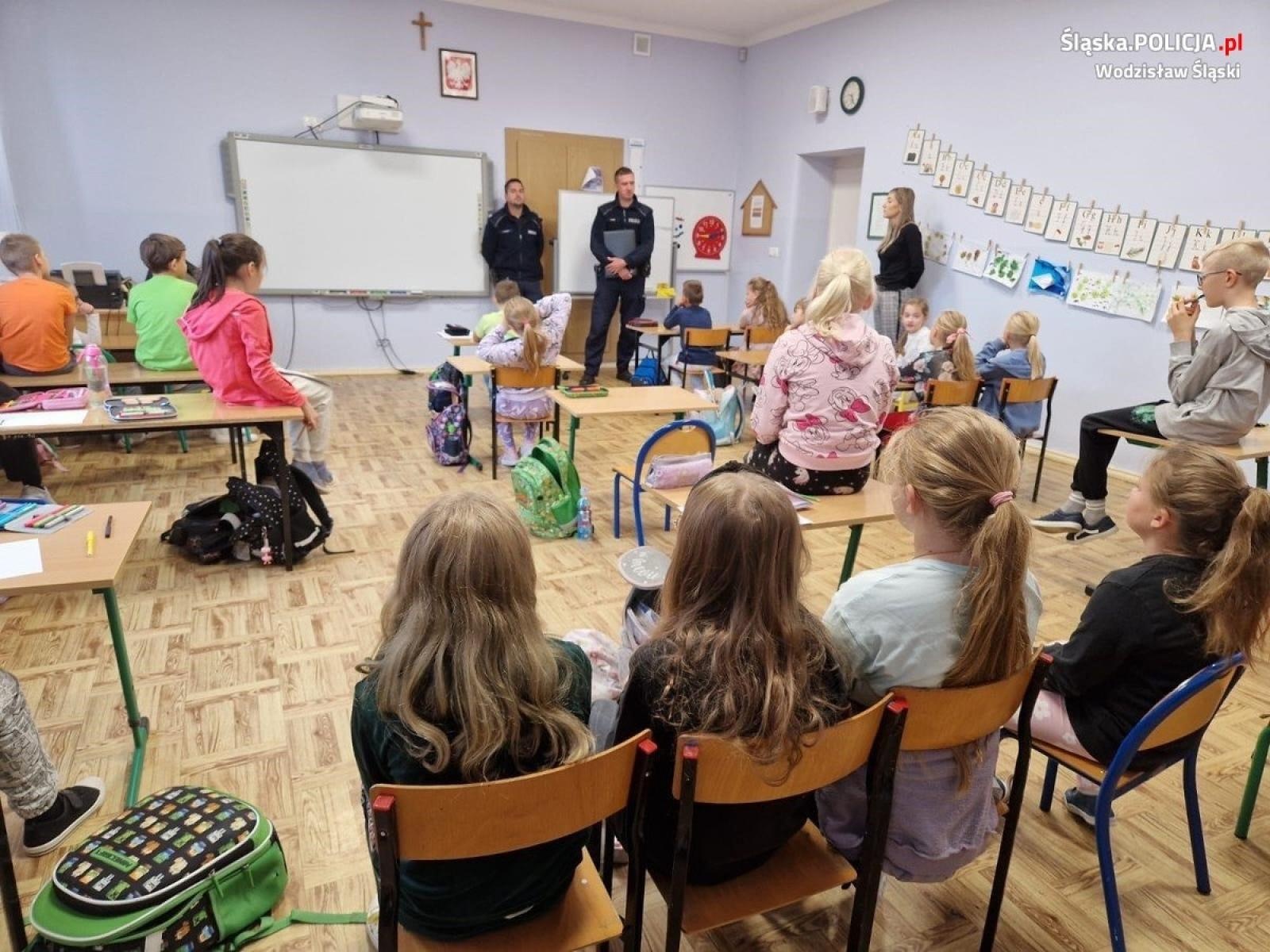 Zdjęcie w galerii na portalu naszwodzislaw.com: Dzielnicowi edukowali najmłodszych w Olzie wiadomości z regionu