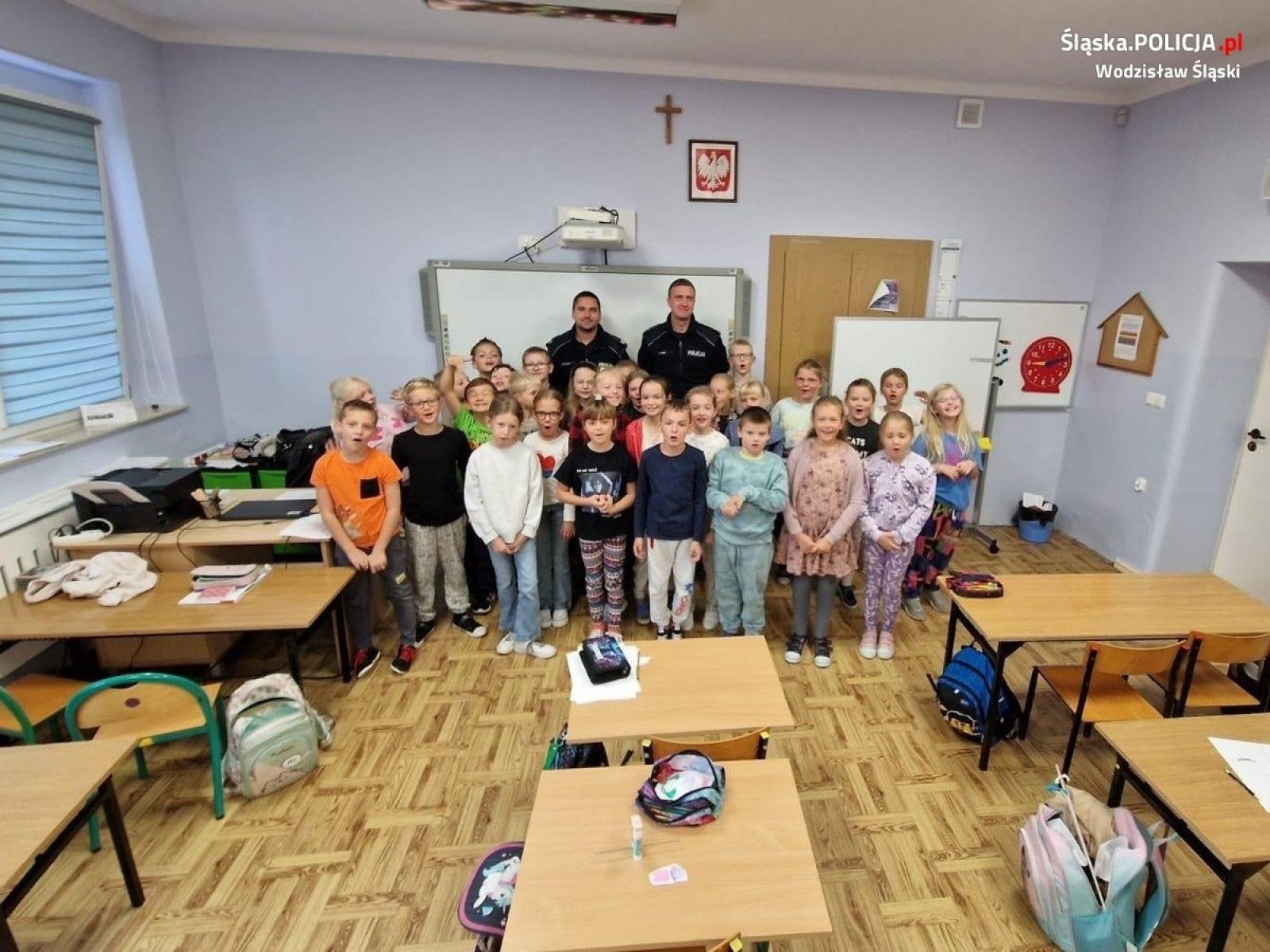 Zdjęcie w galerii na portalu naszwodzislaw.com: Dzielnicowi edukowali najmłodszych w Olzie wiadomości z regionu