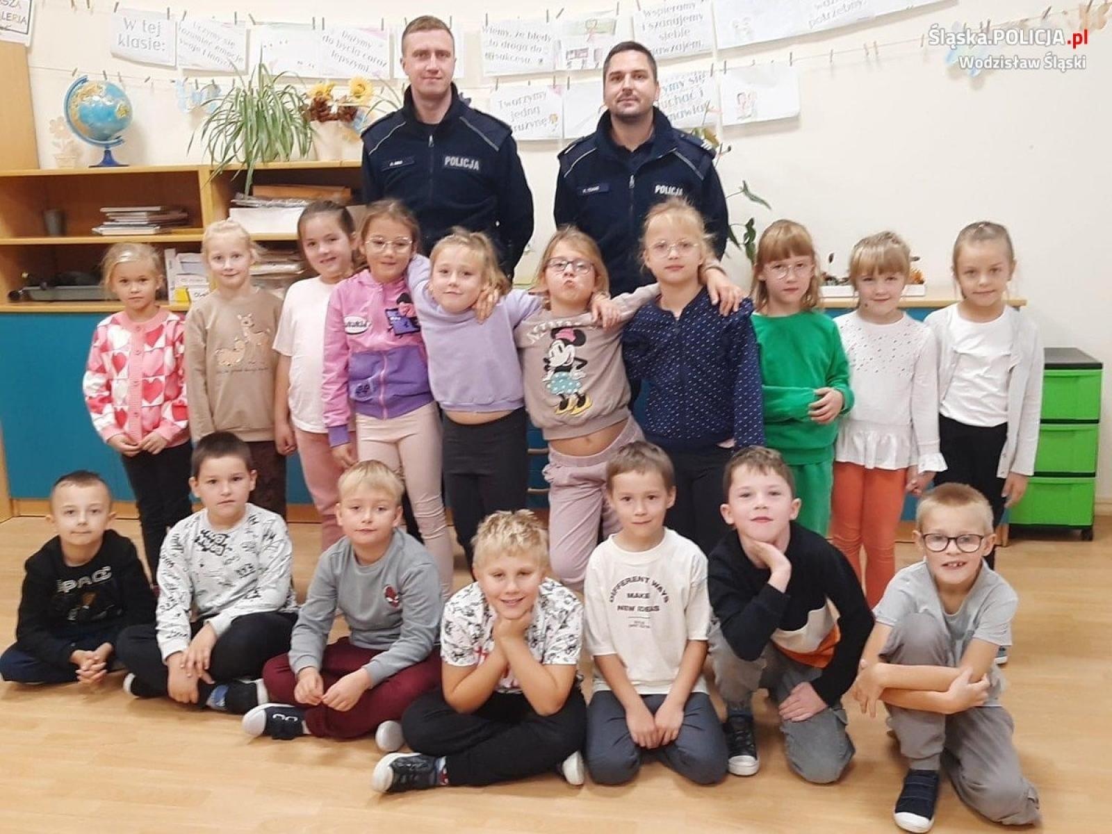 Zdjęcie w galerii na portalu naszwodzislaw.com: Dzielnicowi edukowali najmłodszych w Olzie wiadomości z regionu