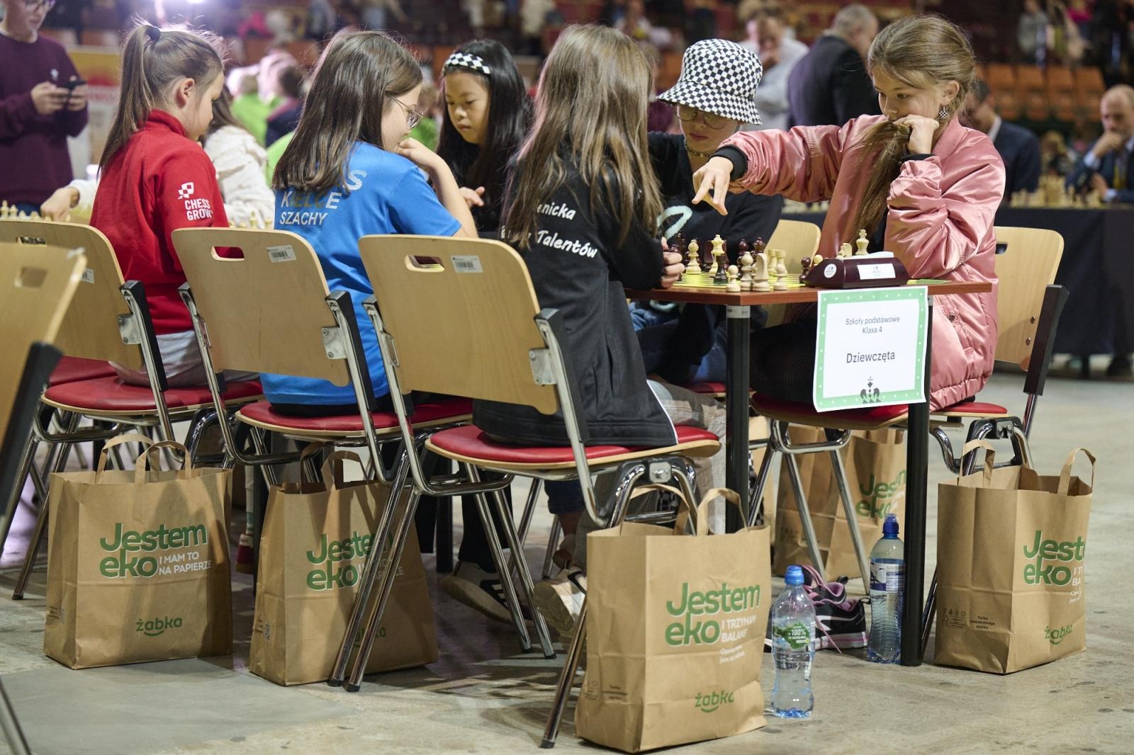 Zdjęcie w galerii na portalu naszwodzislaw.com: Blisko 1200 młodych szachistów rywalizowało w katowickim Spodku. Wspaniałe emocje i wzruszenia w legendarnej hali wiadomości z regionu