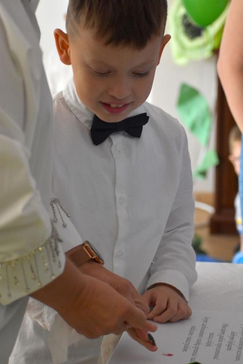 Zdjęcie w galerii na portalu naszwodzislaw.com: Witajcie w naszej bajce. Pierwszoklasiści oficjalnie przyjęci do szkolnej rodziny [FOTO] wiadomości z regionu