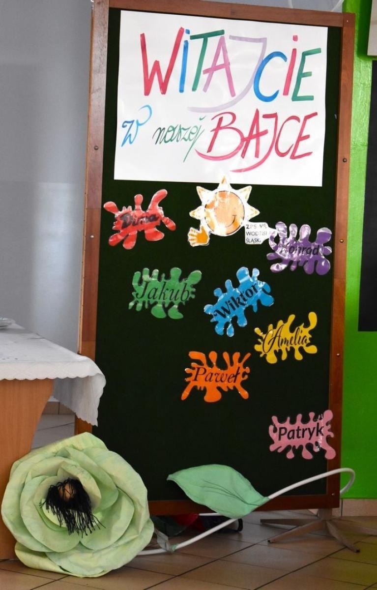 Zdjęcie w galerii na portalu naszwodzislaw.com: Witajcie w naszej bajce. Pierwszoklasiści oficjalnie przyjęci do szkolnej rodziny [FOTO] wiadomości z regionu