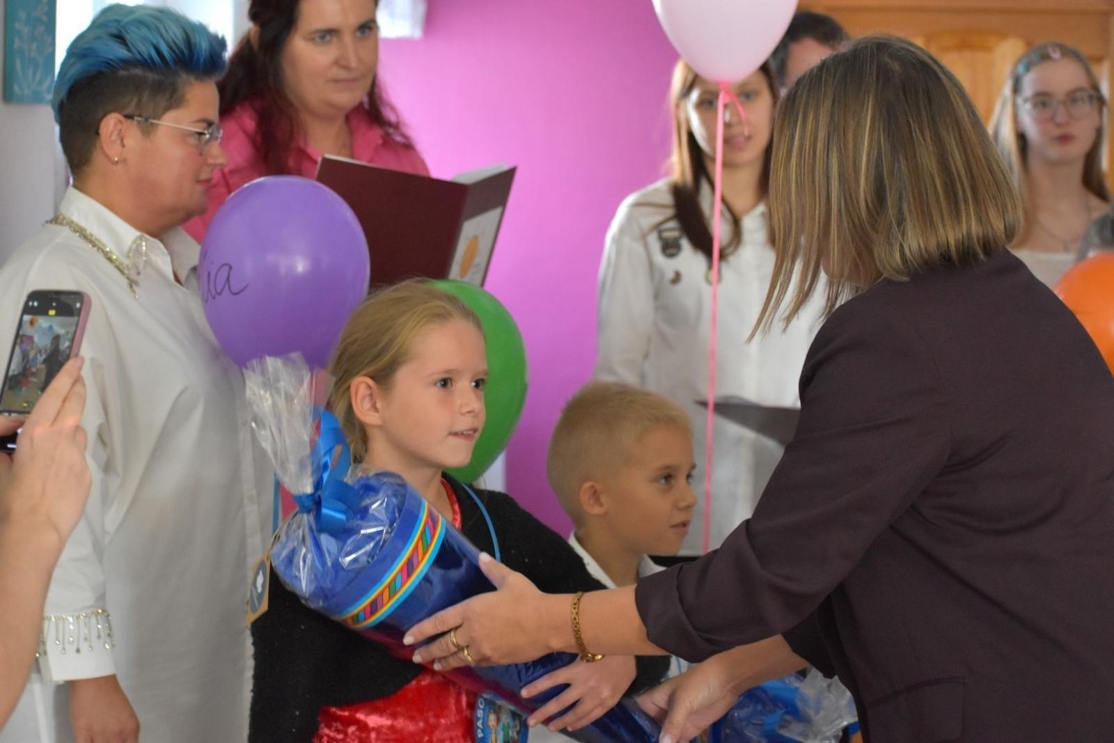 Zdjęcie w galerii na portalu naszwodzislaw.com: Witajcie w naszej bajce. Pierwszoklasiści oficjalnie przyjęci do szkolnej rodziny [FOTO] wiadomości z regionu