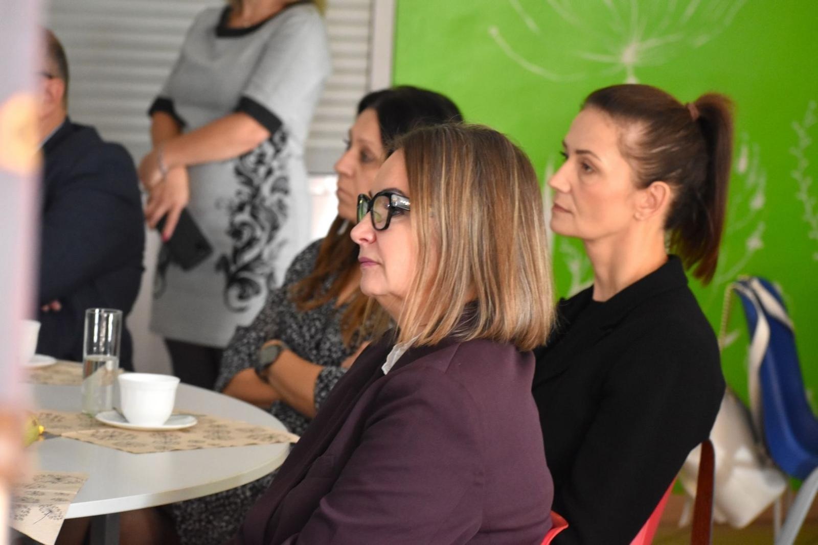 Zdjęcie w galerii na portalu naszwodzislaw.com: Witajcie w naszej bajce. Pierwszoklasiści oficjalnie przyjęci do szkolnej rodziny [FOTO] wiadomości z regionu