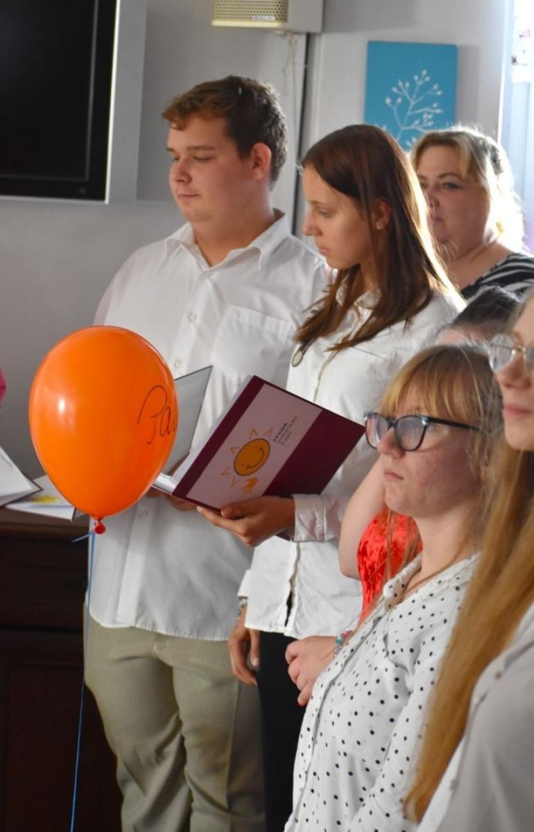 Zdjęcie w galerii na portalu naszwodzislaw.com: Witajcie w naszej bajce. Pierwszoklasiści oficjalnie przyjęci do szkolnej rodziny [FOTO] wiadomości z regionu