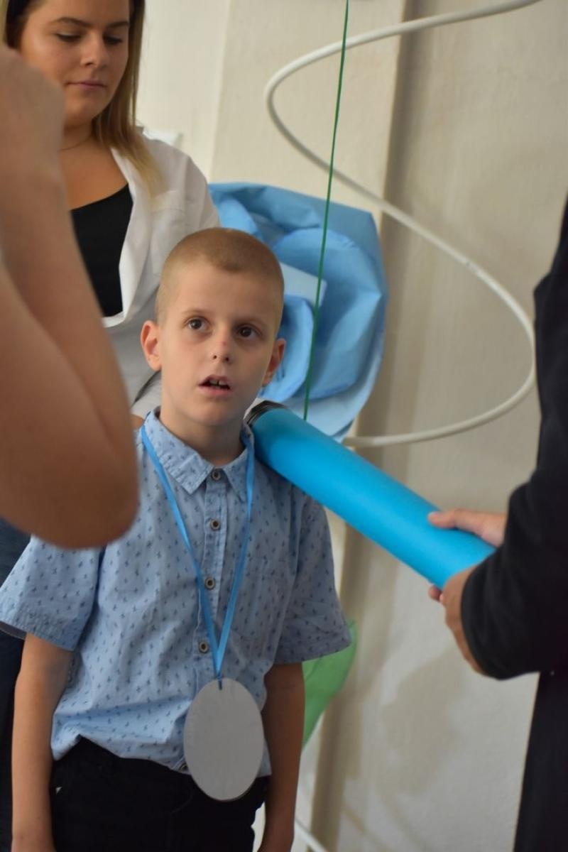 Zdjęcie w galerii na portalu naszwodzislaw.com: Witajcie w naszej bajce. Pierwszoklasiści oficjalnie przyjęci do szkolnej rodziny [FOTO] wiadomości z regionu