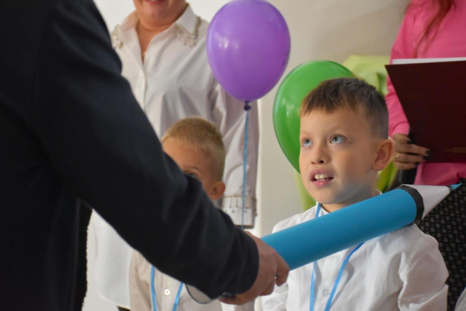 Zdjęcie w galerii na portalu naszwodzislaw.com: Witajcie w naszej bajce. Pierwszoklasiści oficjalnie przyjęci do szkolnej rodziny [FOTO] wiadomości z regionu