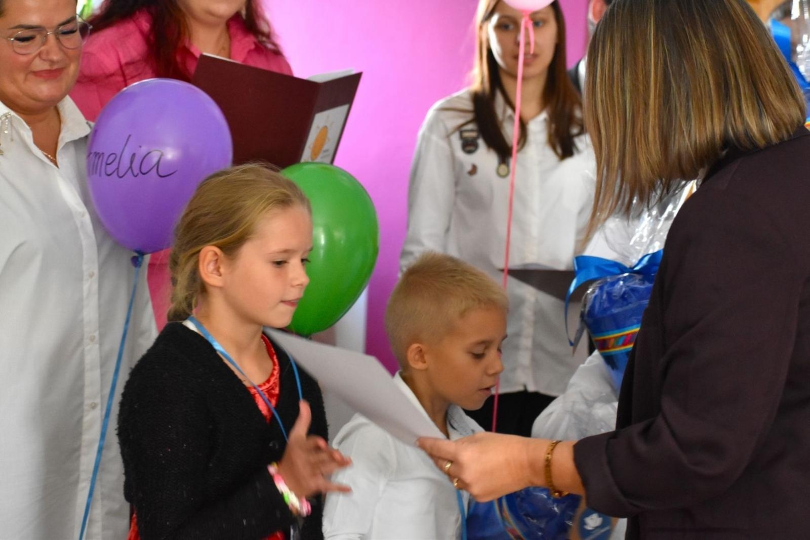 Zdjęcie w galerii na portalu naszwodzislaw.com: Witajcie w naszej bajce. Pierwszoklasiści oficjalnie przyjęci do szkolnej rodziny [FOTO] wiadomości z regionu