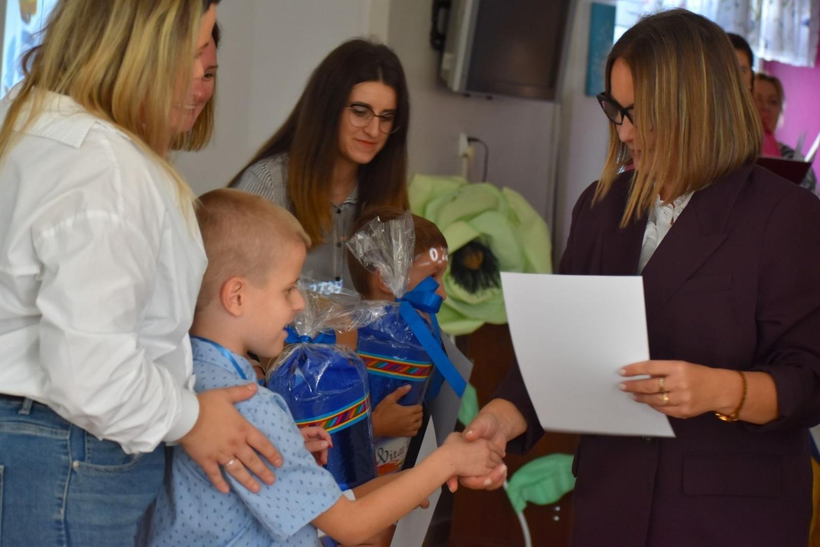 Zdjęcie w galerii na portalu naszwodzislaw.com: Witajcie w naszej bajce. Pierwszoklasiści oficjalnie przyjęci do szkolnej rodziny [FOTO] wiadomości z regionu