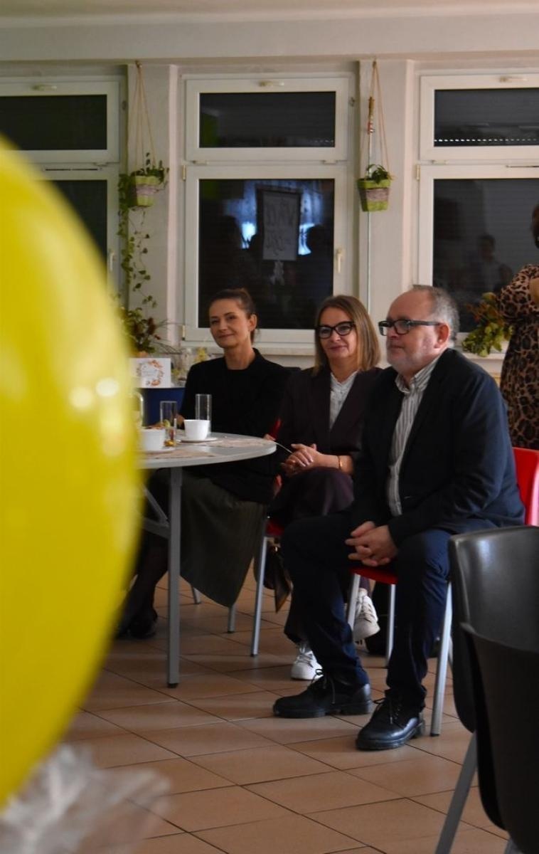 Zdjęcie w galerii na portalu naszwodzislaw.com: Witajcie w naszej bajce. Pierwszoklasiści oficjalnie przyjęci do szkolnej rodziny [FOTO] wiadomości z regionu