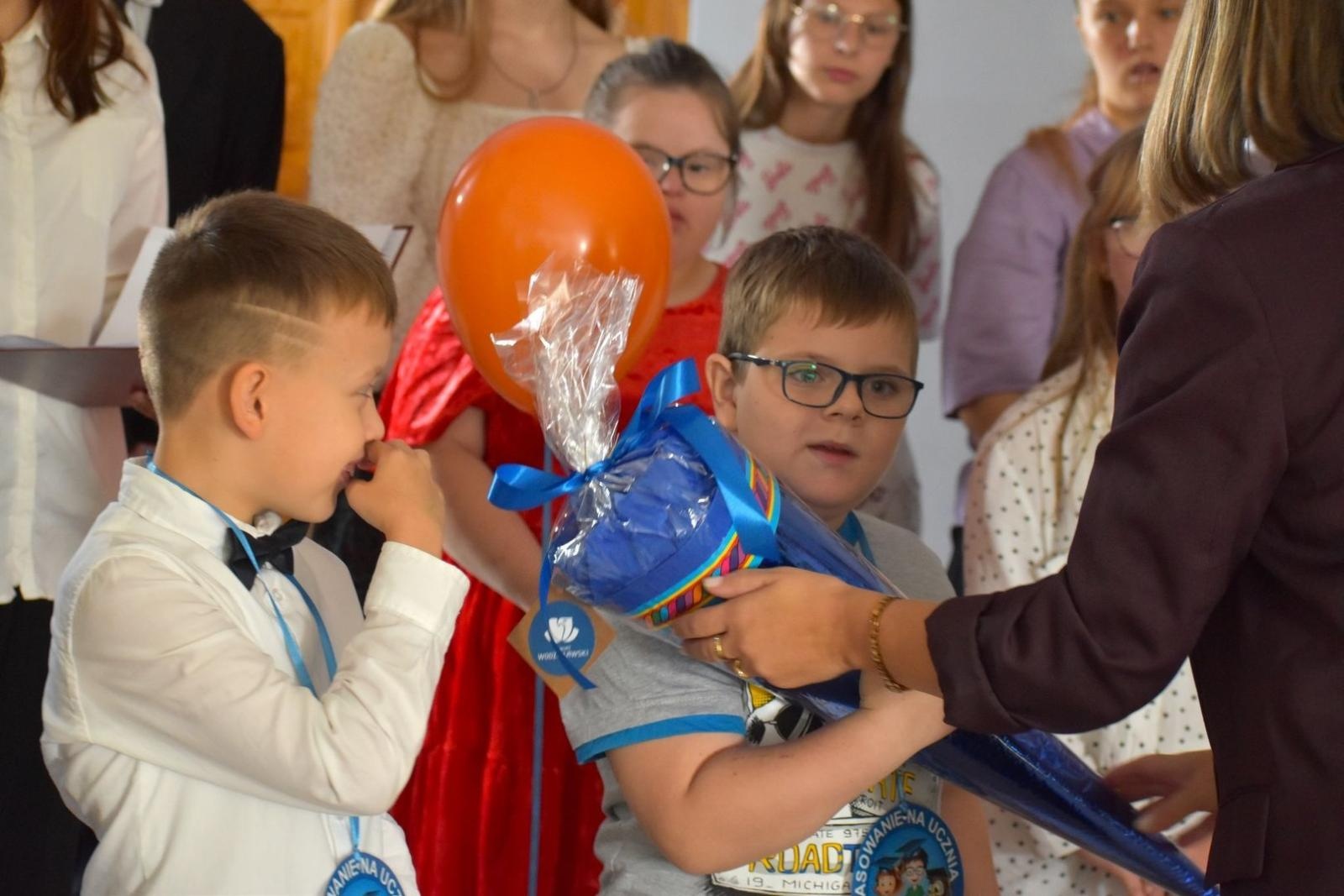 Zdjęcie w galerii na portalu naszwodzislaw.com: Witajcie w naszej bajce. Pierwszoklasiści oficjalnie przyjęci do szkolnej rodziny [FOTO] wiadomości z regionu