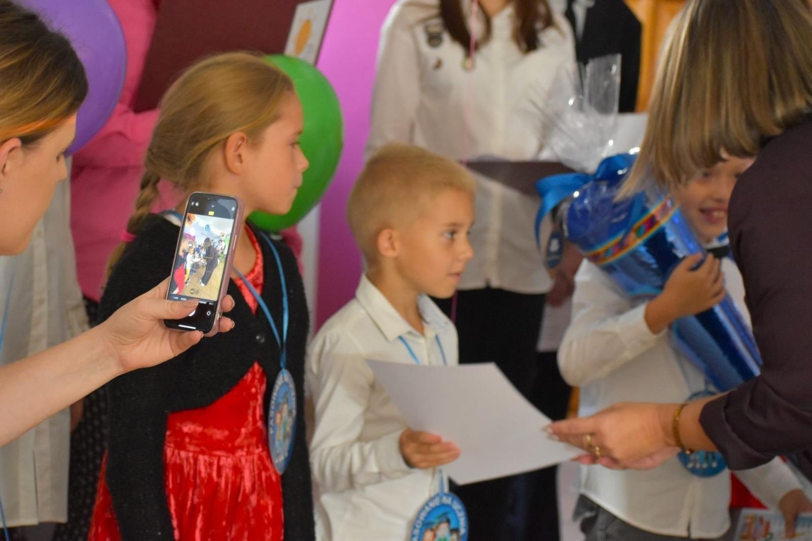 Zdjęcie w galerii na portalu naszwodzislaw.com: Witajcie w naszej bajce. Pierwszoklasiści oficjalnie przyjęci do szkolnej rodziny [FOTO] wiadomości z regionu