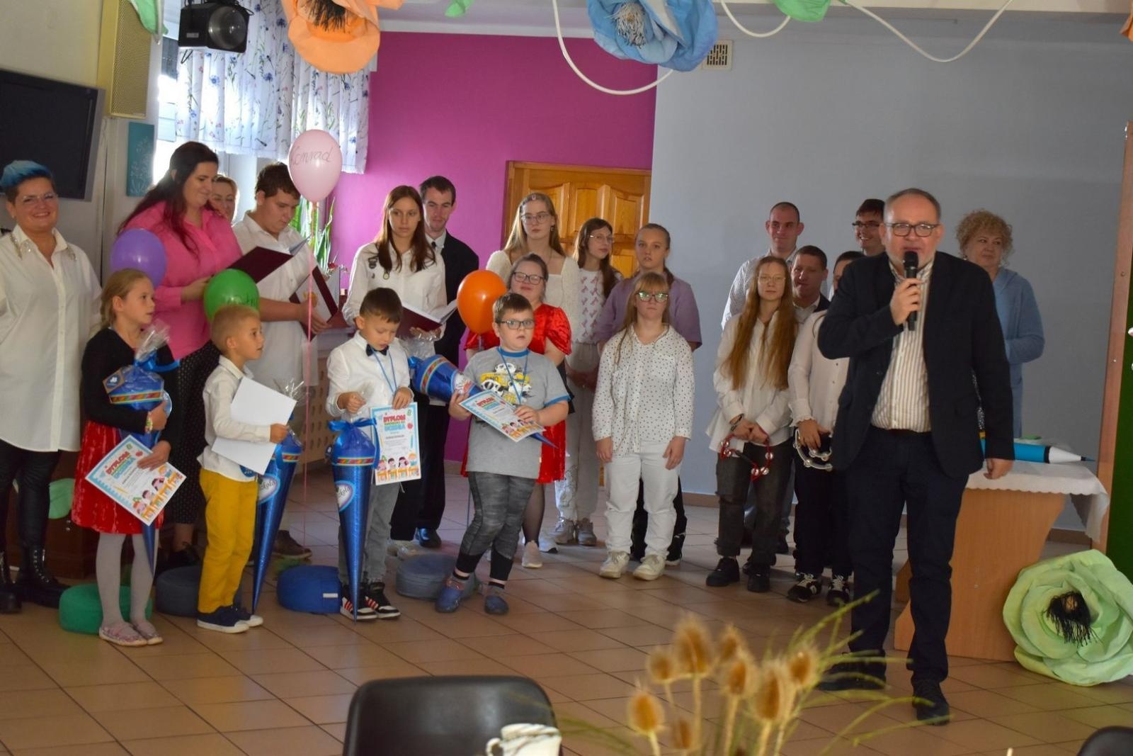 Zdjęcie w galerii na portalu naszwodzislaw.com: Witajcie w naszej bajce. Pierwszoklasiści oficjalnie przyjęci do szkolnej rodziny [FOTO] wiadomości z regionu