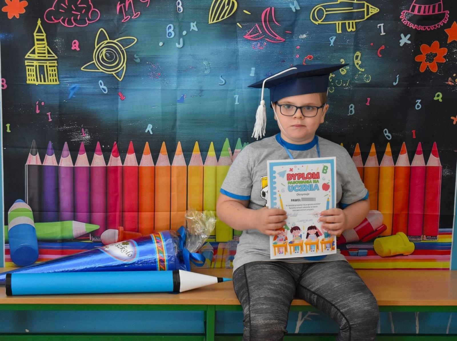 Zdjęcie w galerii na portalu naszwodzislaw.com: Witajcie w naszej bajce. Pierwszoklasiści oficjalnie przyjęci do szkolnej rodziny [FOTO] wiadomości z regionu