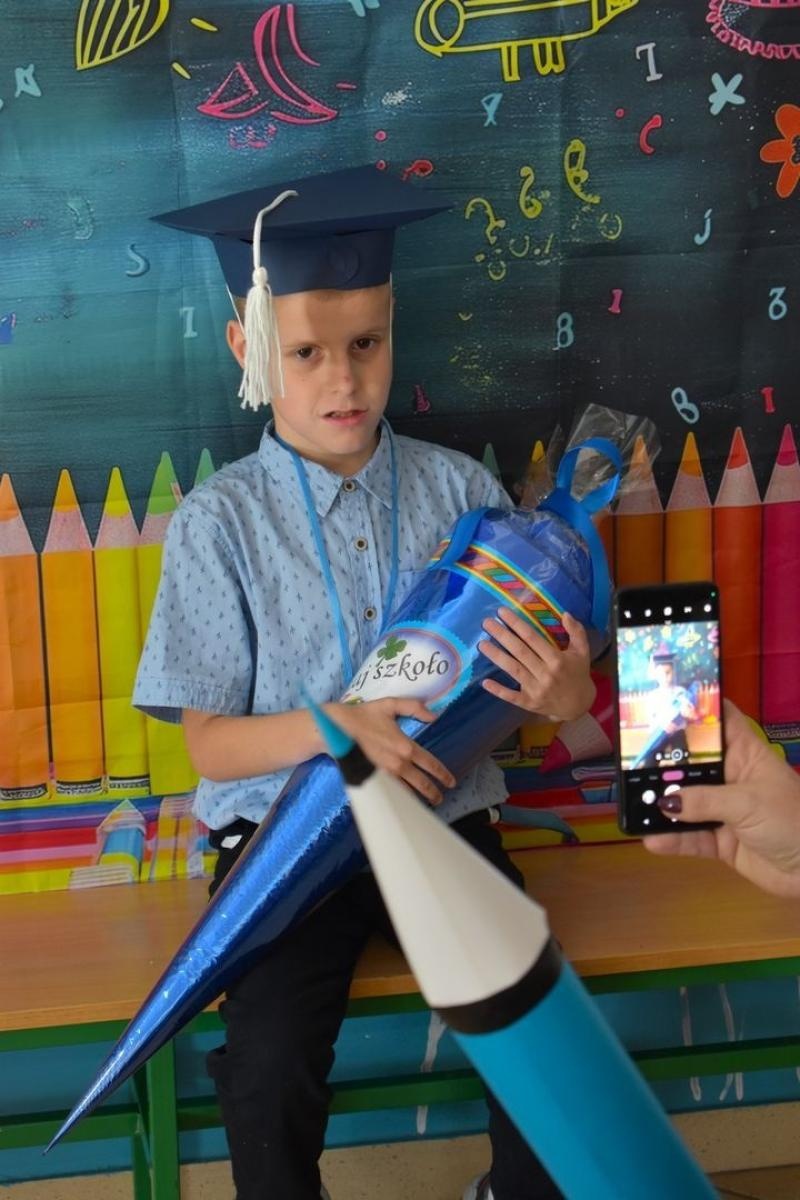 Zdjęcie w galerii na portalu naszwodzislaw.com: Witajcie w naszej bajce. Pierwszoklasiści oficjalnie przyjęci do szkolnej rodziny [FOTO] wiadomości z regionu