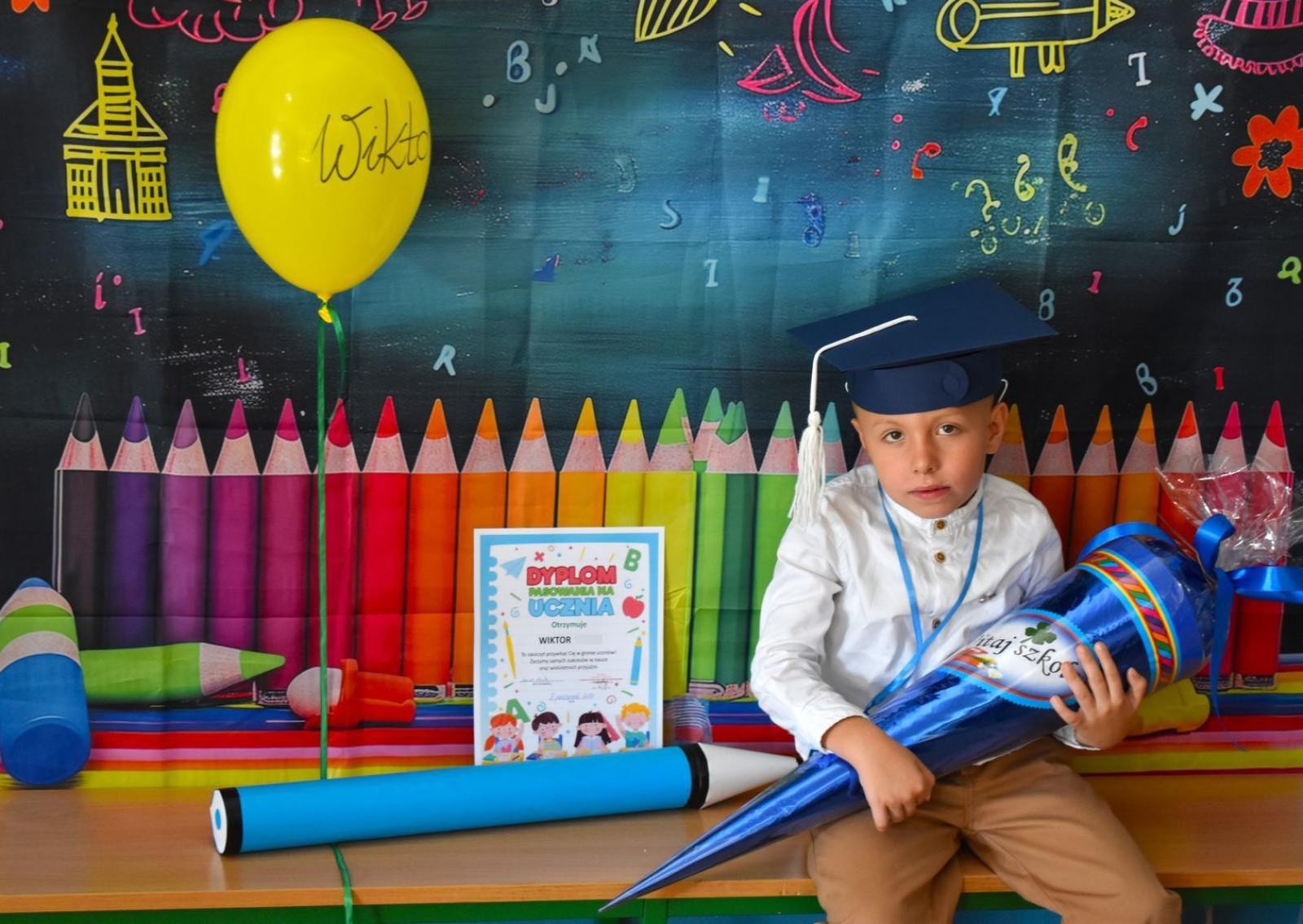 Zdjęcie w galerii na portalu naszwodzislaw.com: Witajcie w naszej bajce. Pierwszoklasiści oficjalnie przyjęci do szkolnej rodziny [FOTO] wiadomości z regionu