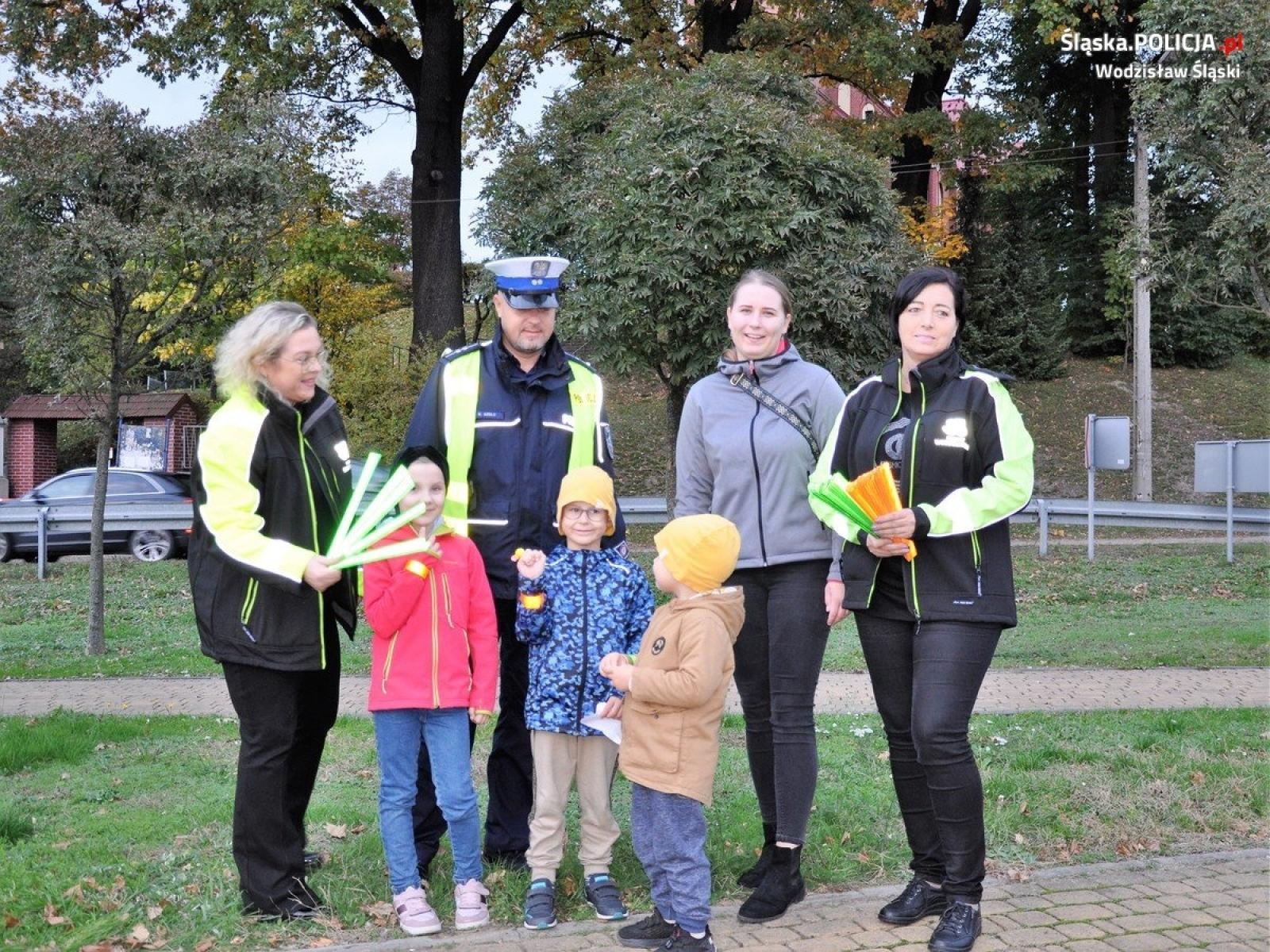 Zdjęcie w galerii na portalu naszwodzislaw.com: Jak dobrze Cię widzieć. Wodzisławscy policjanci zadbali, by piesi byli widoczni wiadomości z regionu