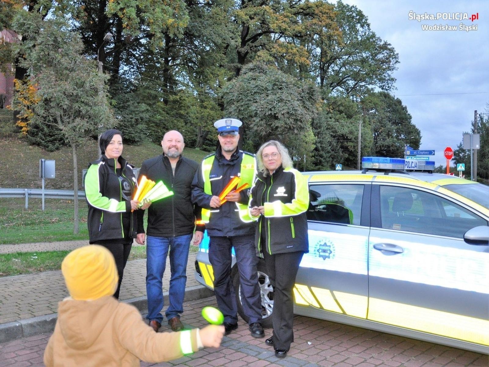 Zdjęcie w galerii na portalu naszwodzislaw.com: Jak dobrze Cię widzieć. Wodzisławscy policjanci zadbali, by piesi byli widoczni wiadomości z regionu
