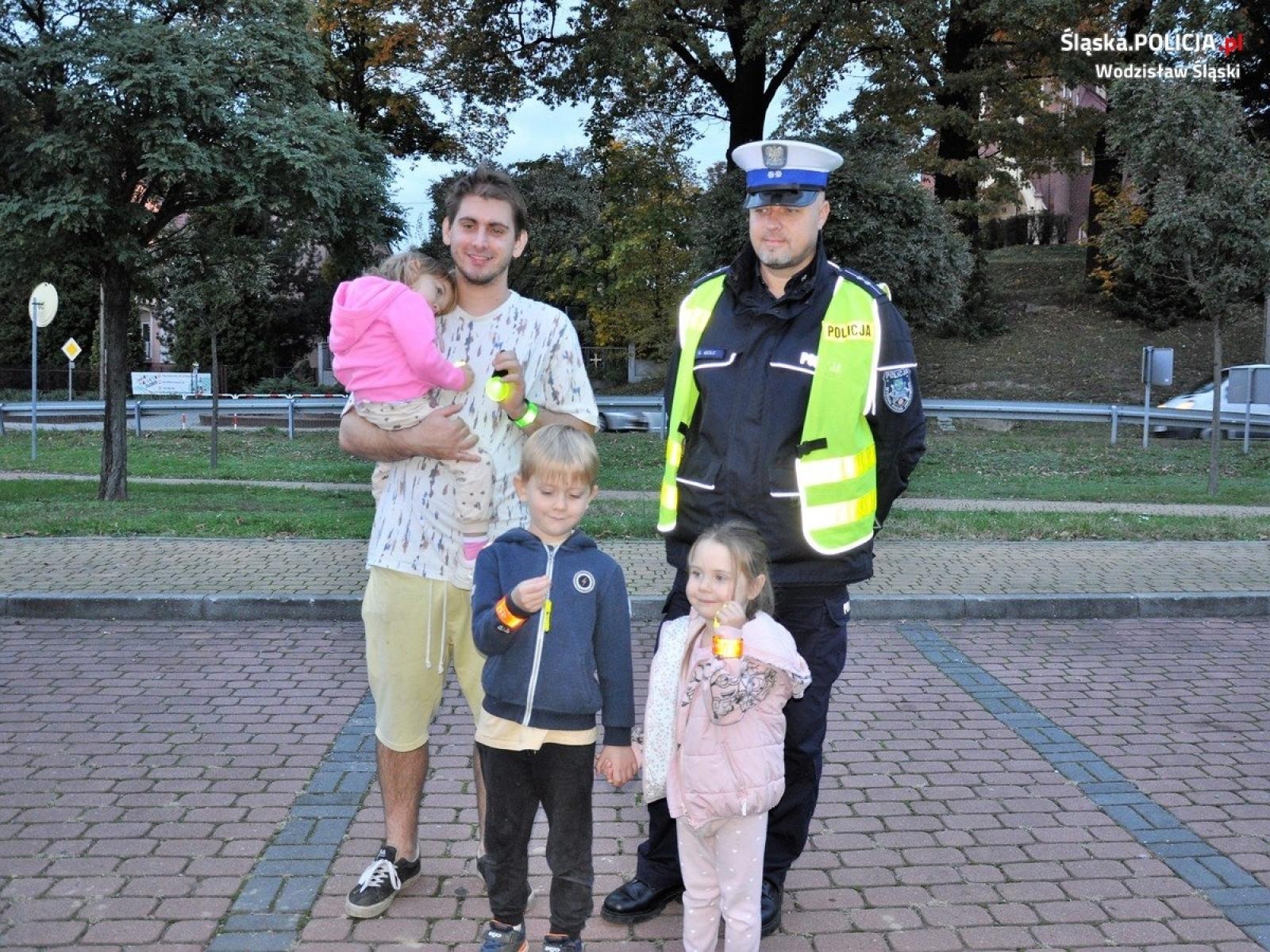 Zdjęcie w galerii na portalu naszwodzislaw.com: Jak dobrze Cię widzieć. Wodzisławscy policjanci zadbali, by piesi byli widoczni wiadomości z regionu