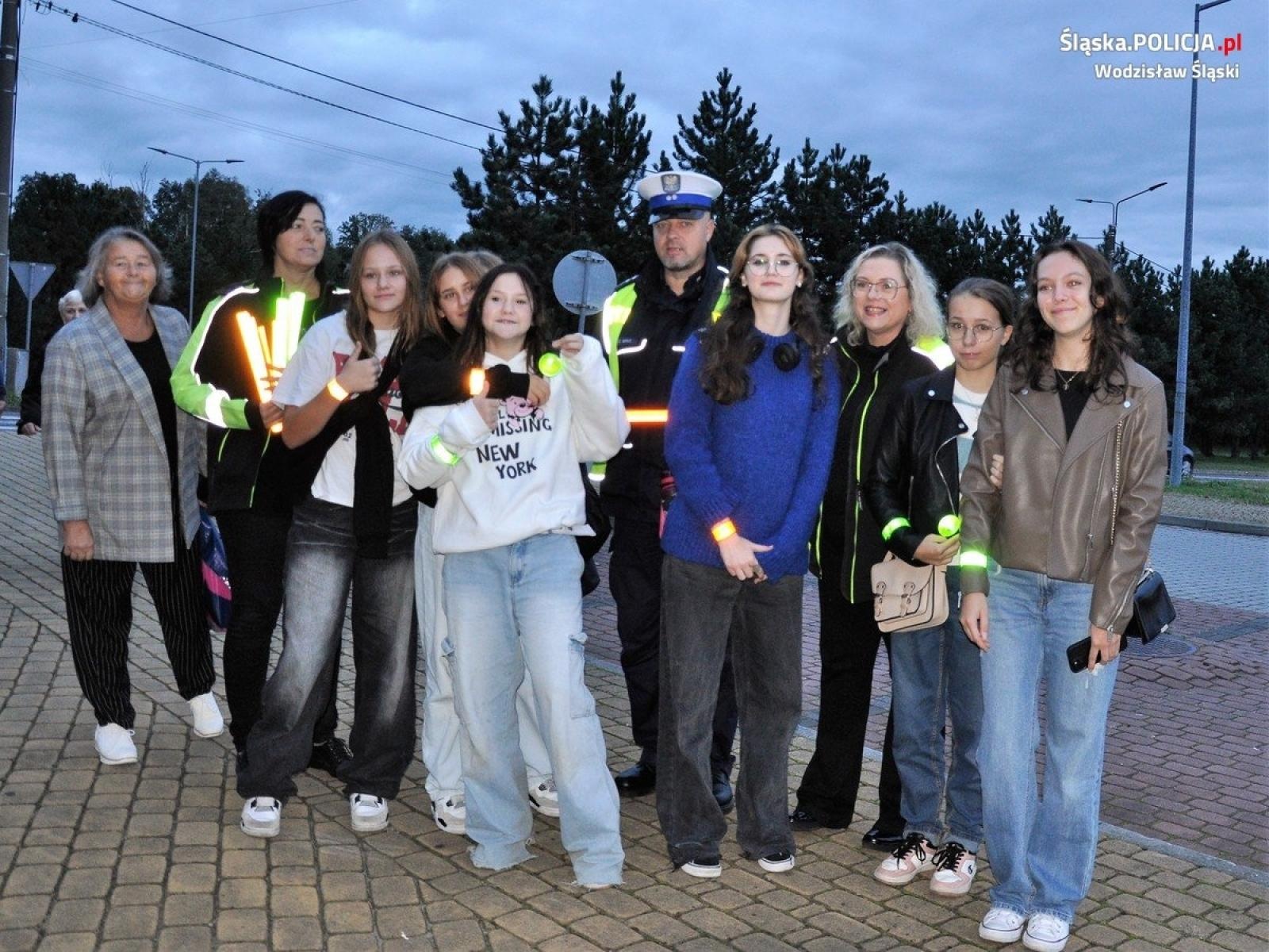 Zdjęcie w galerii na portalu naszwodzislaw.com: Jak dobrze Cię widzieć. Wodzisławscy policjanci zadbali, by piesi byli widoczni wiadomości z regionu