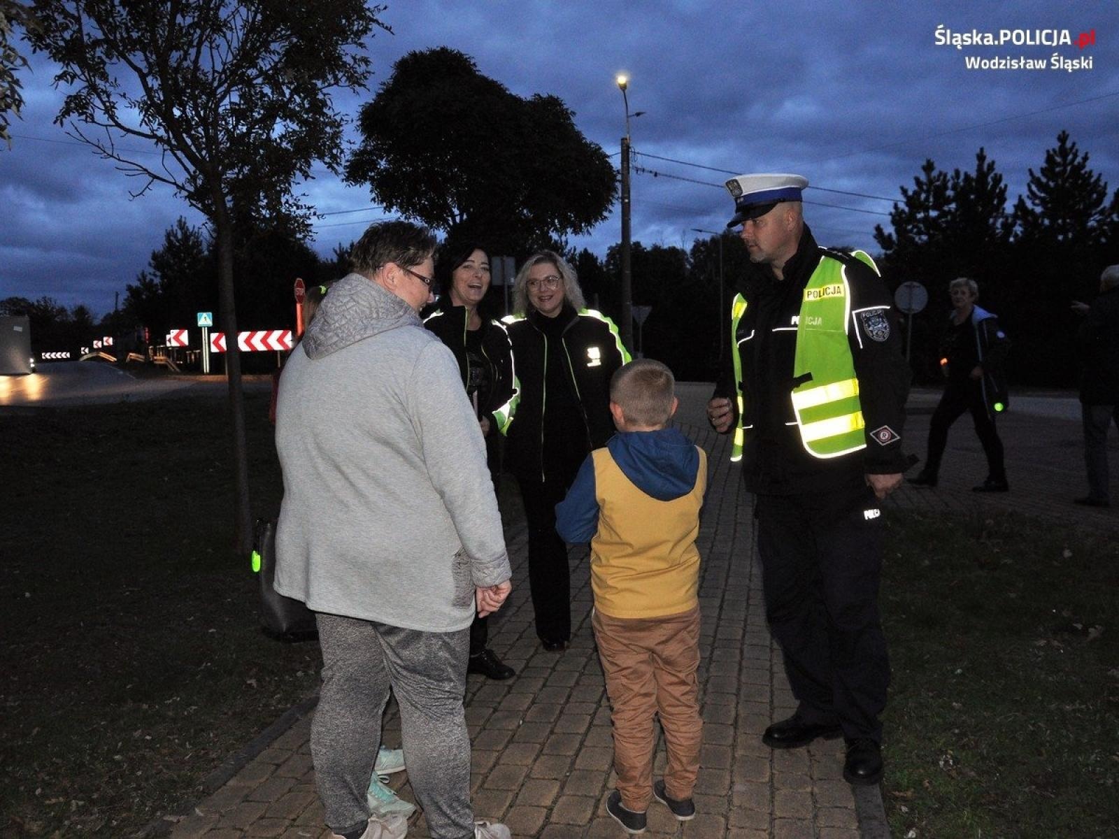Zdjęcie w galerii na portalu naszwodzislaw.com: Jak dobrze Cię widzieć. Wodzisławscy policjanci zadbali, by piesi byli widoczni wiadomości z regionu