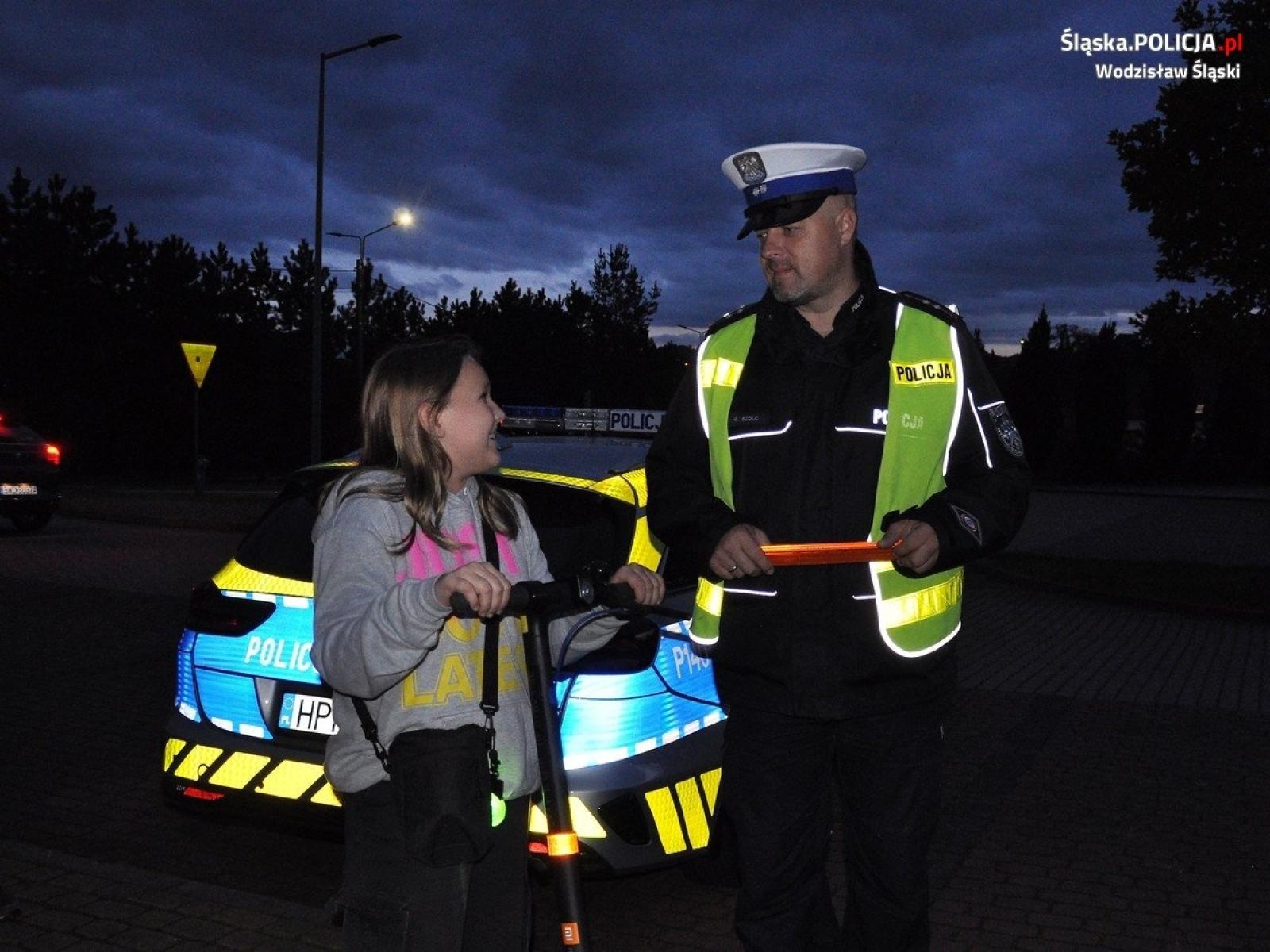 Zdjęcie w galerii na portalu naszwodzislaw.com: Jak dobrze Cię widzieć. Wodzisławscy policjanci zadbali, by piesi byli widoczni wiadomości z regionu