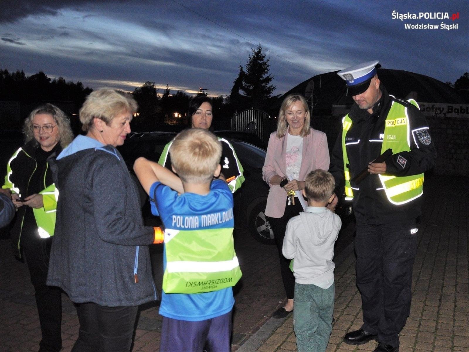 Zdjęcie w galerii na portalu naszwodzislaw.com: Jak dobrze Cię widzieć. Wodzisławscy policjanci zadbali, by piesi byli widoczni wiadomości z regionu