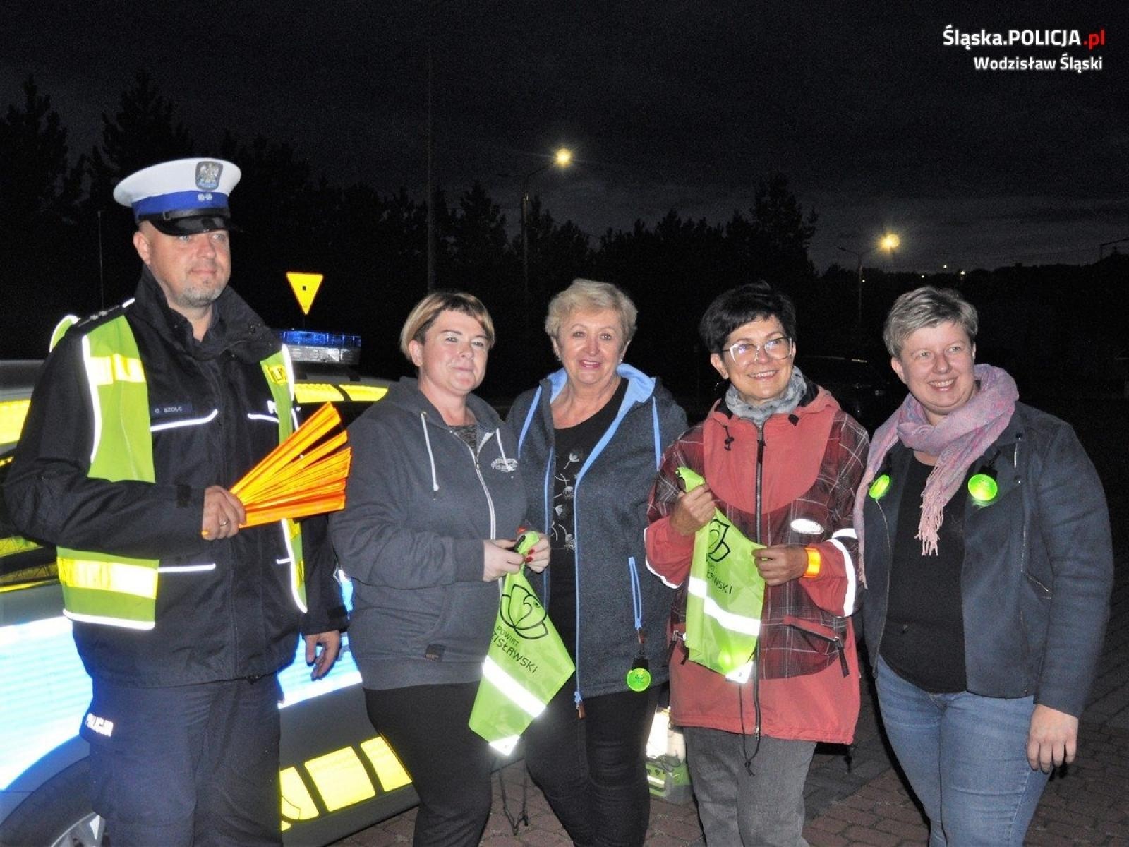 Zdjęcie w galerii na portalu naszwodzislaw.com: Jak dobrze Cię widzieć. Wodzisławscy policjanci zadbali, by piesi byli widoczni wiadomości z regionu