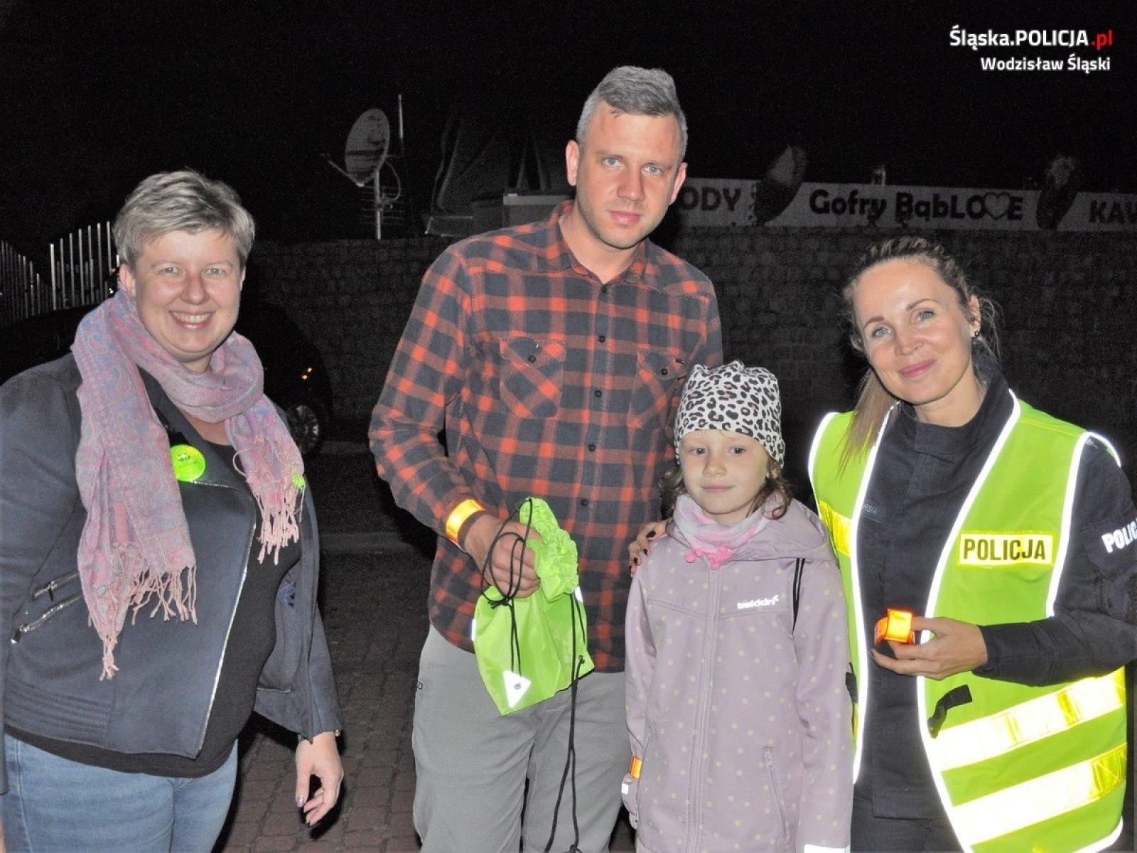 Zdjęcie w galerii na portalu naszwodzislaw.com: Jak dobrze Cię widzieć. Wodzisławscy policjanci zadbali, by piesi byli widoczni wiadomości z regionu