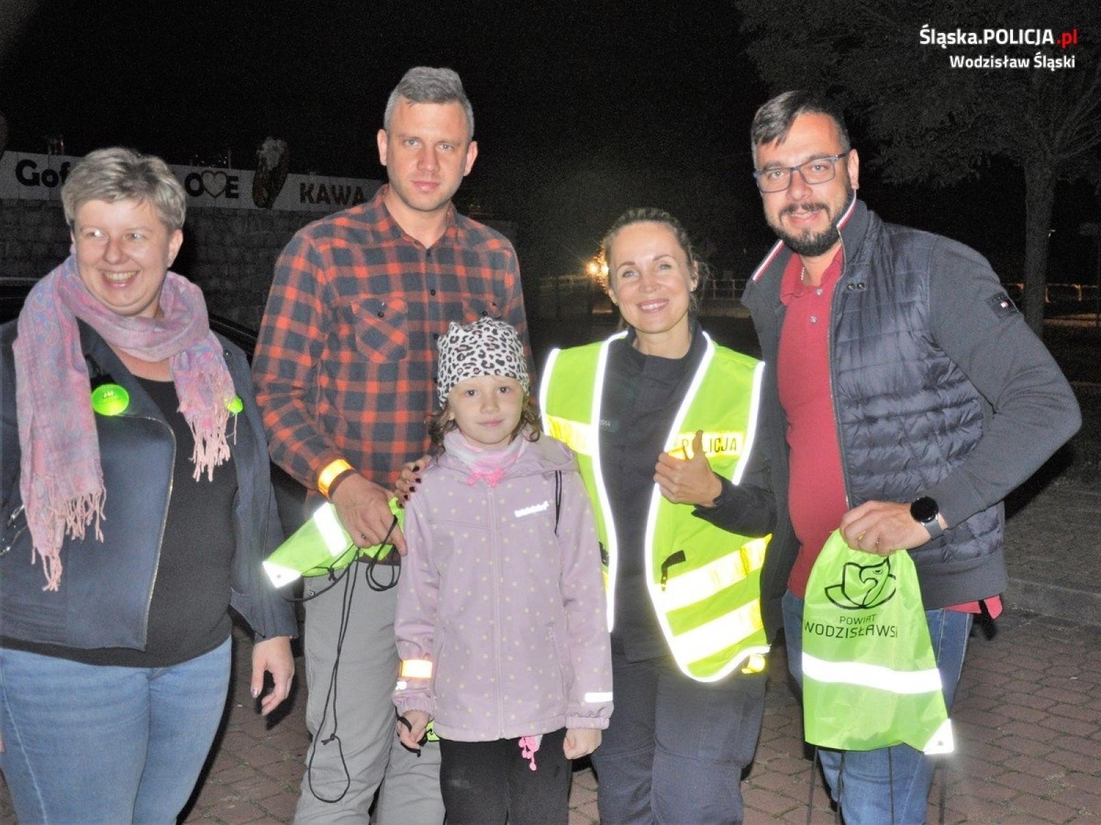 Zdjęcie w galerii na portalu naszwodzislaw.com: Jak dobrze Cię widzieć. Wodzisławscy policjanci zadbali, by piesi byli widoczni wiadomości z regionu