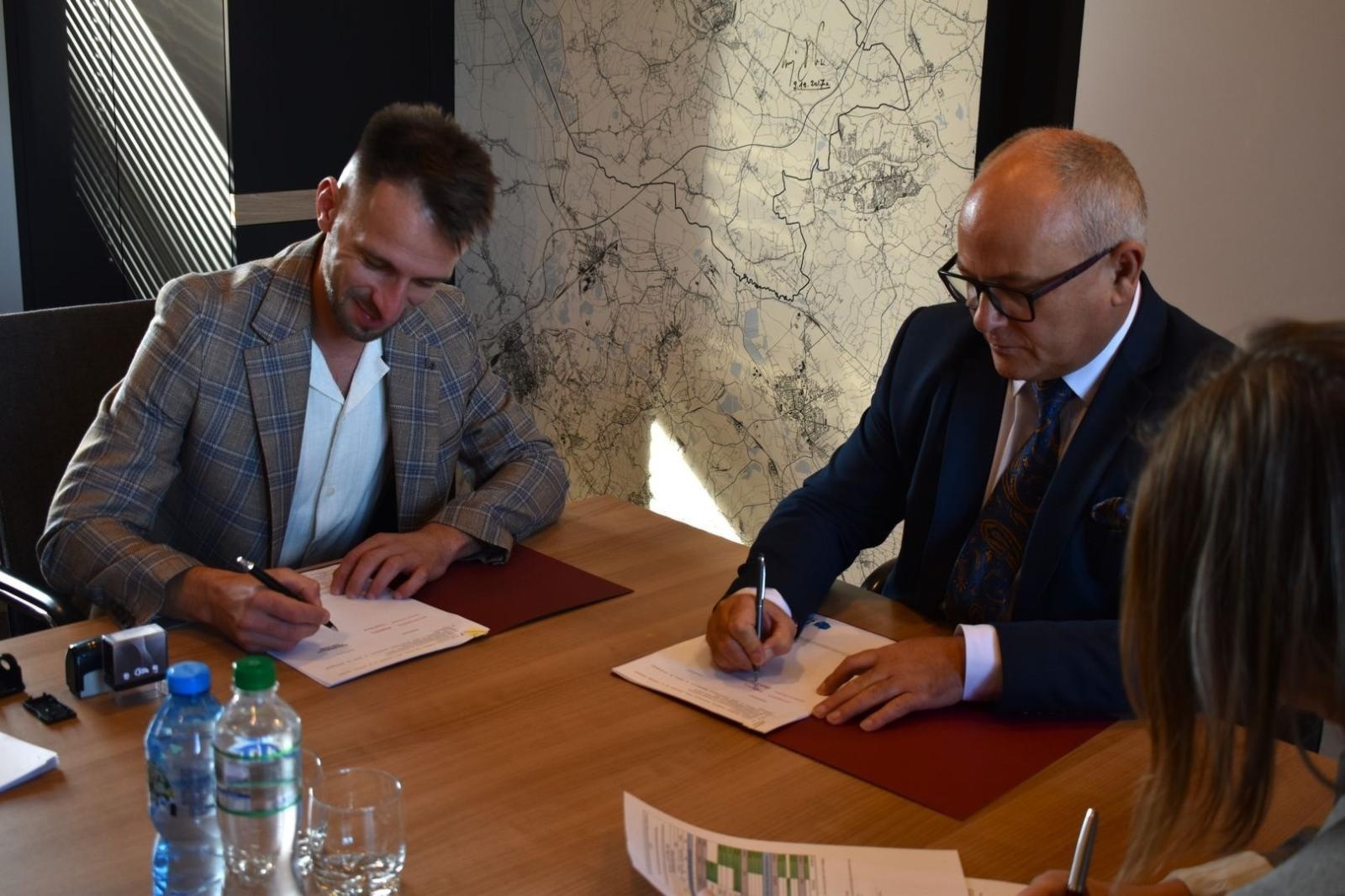 Zdjęcie w galerii na portalu naszwodzislaw.com: Inwestycja w dostępność. Przy budynku Starostwa Powiatowego powstanie winda wiadomości z regionu