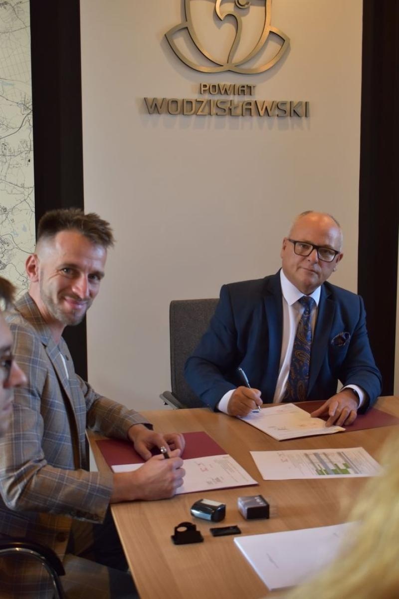 Zdjęcie w galerii na portalu naszwodzislaw.com: Inwestycja w dostępność. Przy budynku Starostwa Powiatowego powstanie winda wiadomości z regionu