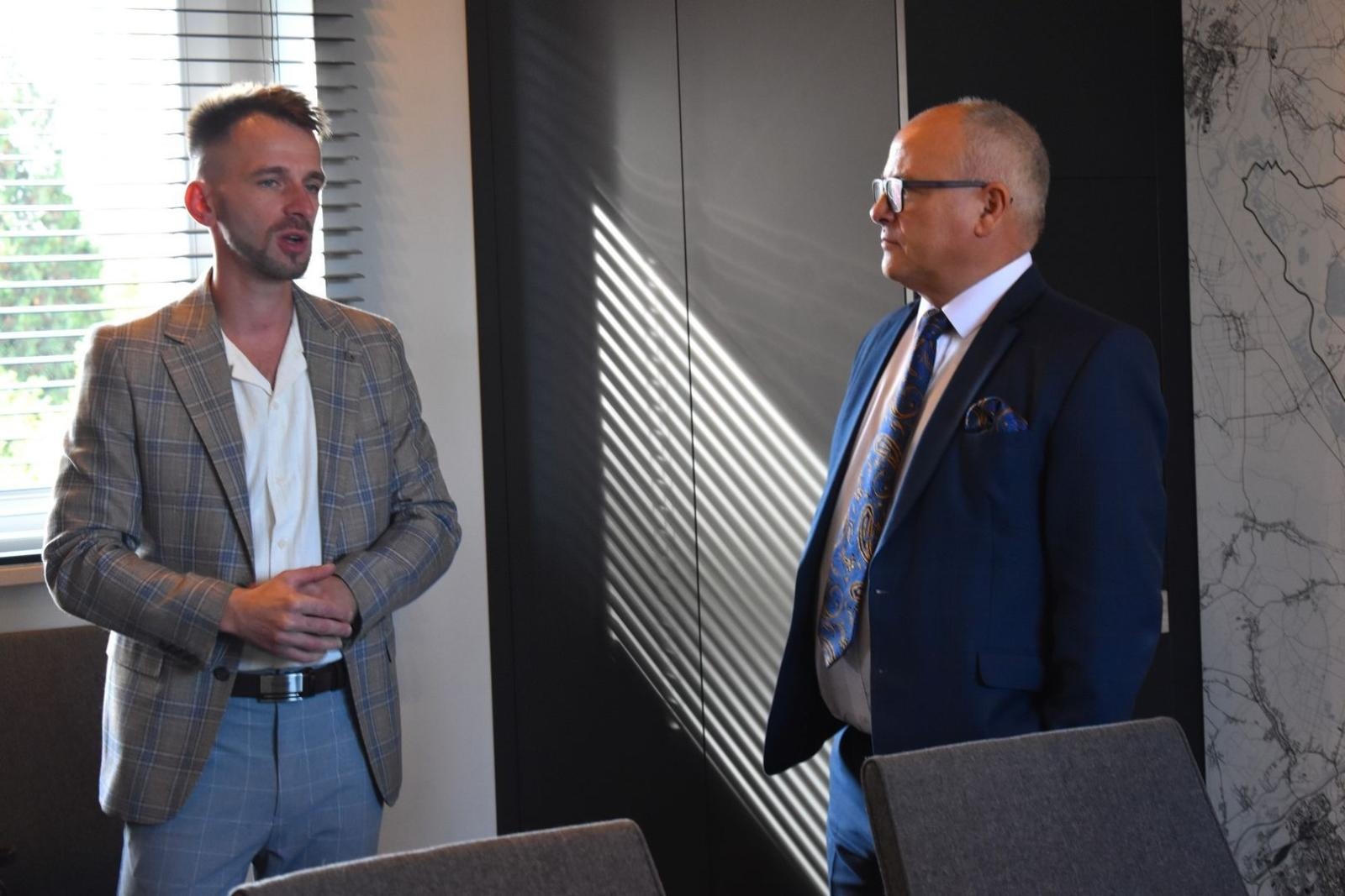 Zdjęcie w galerii na portalu naszwodzislaw.com: Inwestycja w dostępność. Przy budynku Starostwa Powiatowego powstanie winda wiadomości z regionu