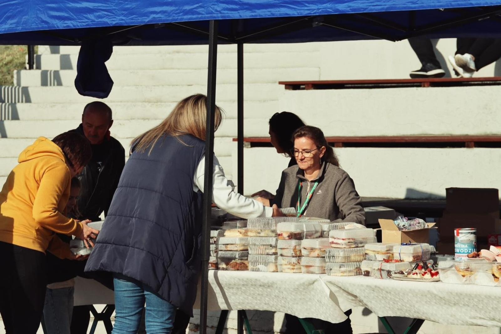 Zdjęcie w galerii na portalu naszwodzislaw.com: Charytatywny festyn na Trzech Wzgórzach. Dla powodzian zebrano ponad 20 tysięcy złotych [FOTO] wiadomości z regionu