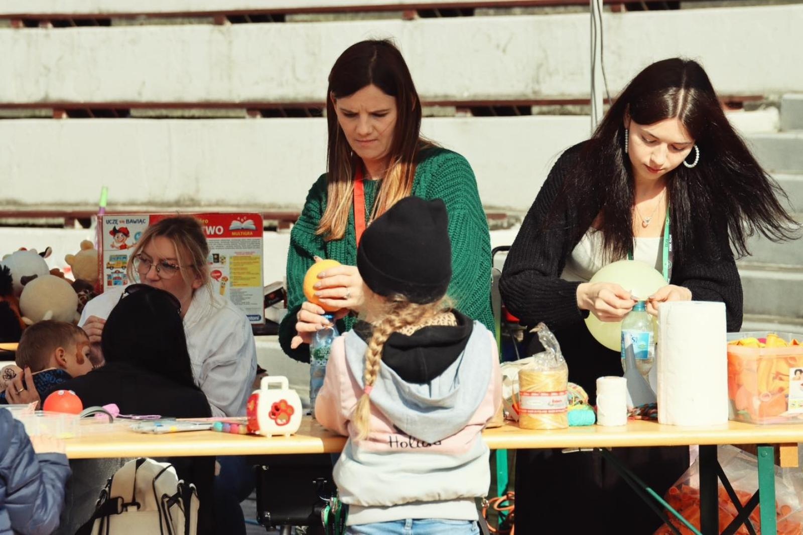 Zdjęcie w galerii na portalu naszwodzislaw.com: Charytatywny festyn na Trzech Wzgórzach. Dla powodzian zebrano ponad 20 tysięcy złotych [FOTO] wiadomości z regionu