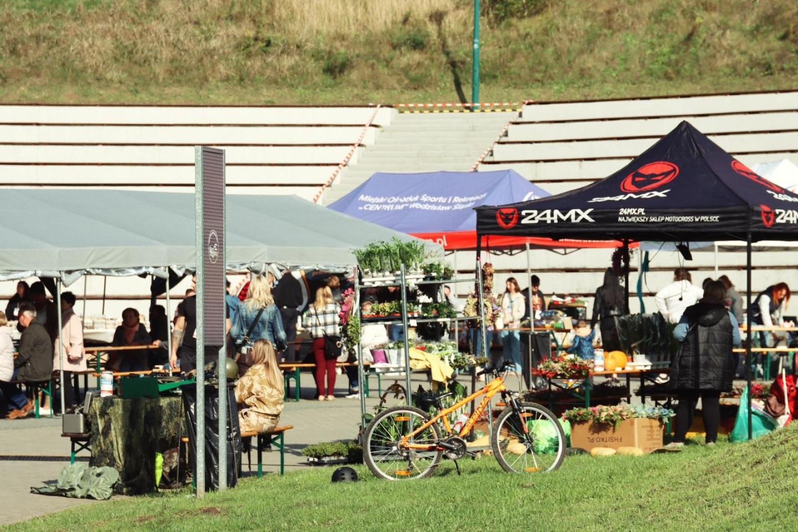 Zdjęcie w galerii na portalu naszwodzislaw.com: Charytatywny festyn na Trzech Wzgórzach. Dla powodzian zebrano ponad 20 tysięcy złotych [FOTO] wiadomości z regionu